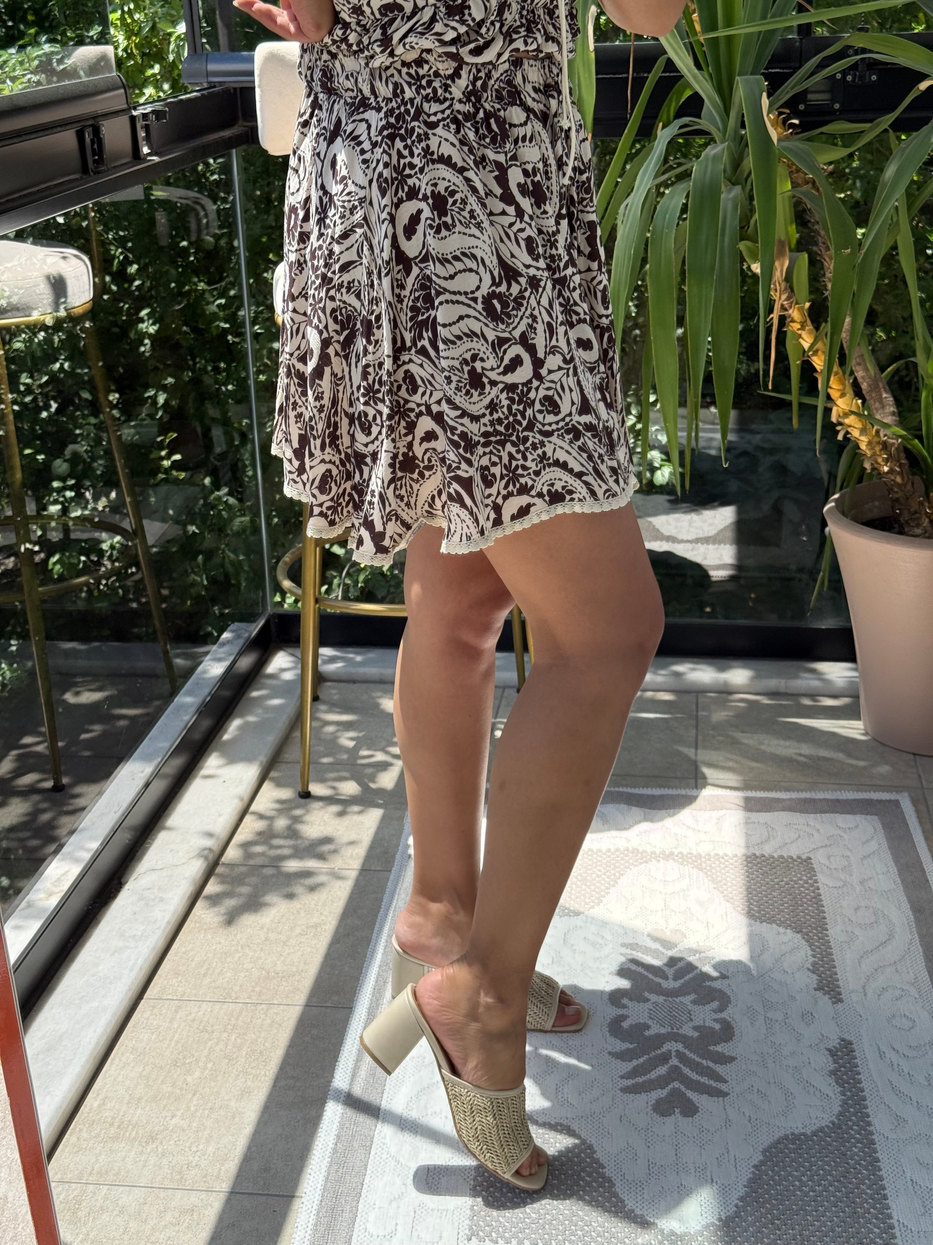 Önü Bağcıklı Altı Dantelli Şort Kahve