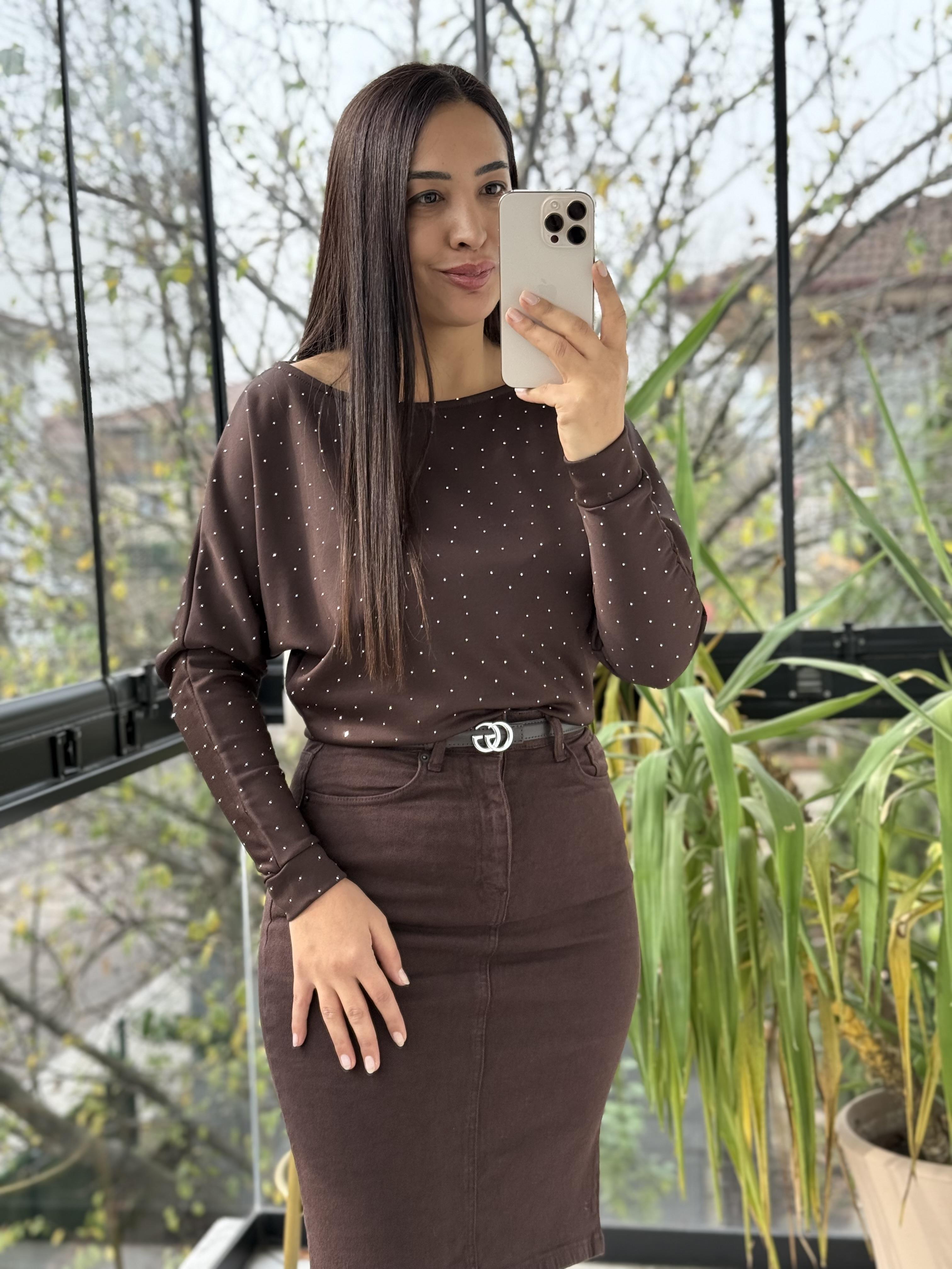 Full Taşlı Kayık Yaka Bluz Kahve