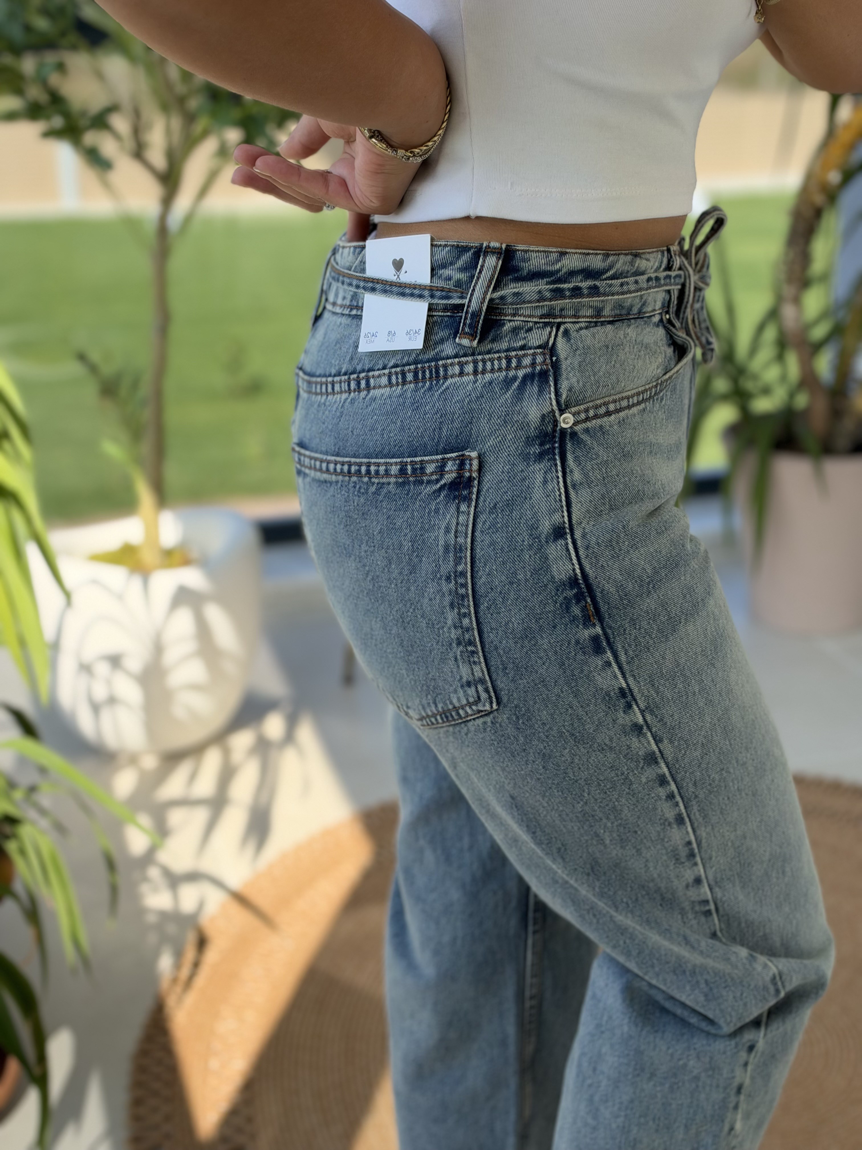 Beli ip Detaylı Likrasız Mom Jean Açık Mavi Tintli