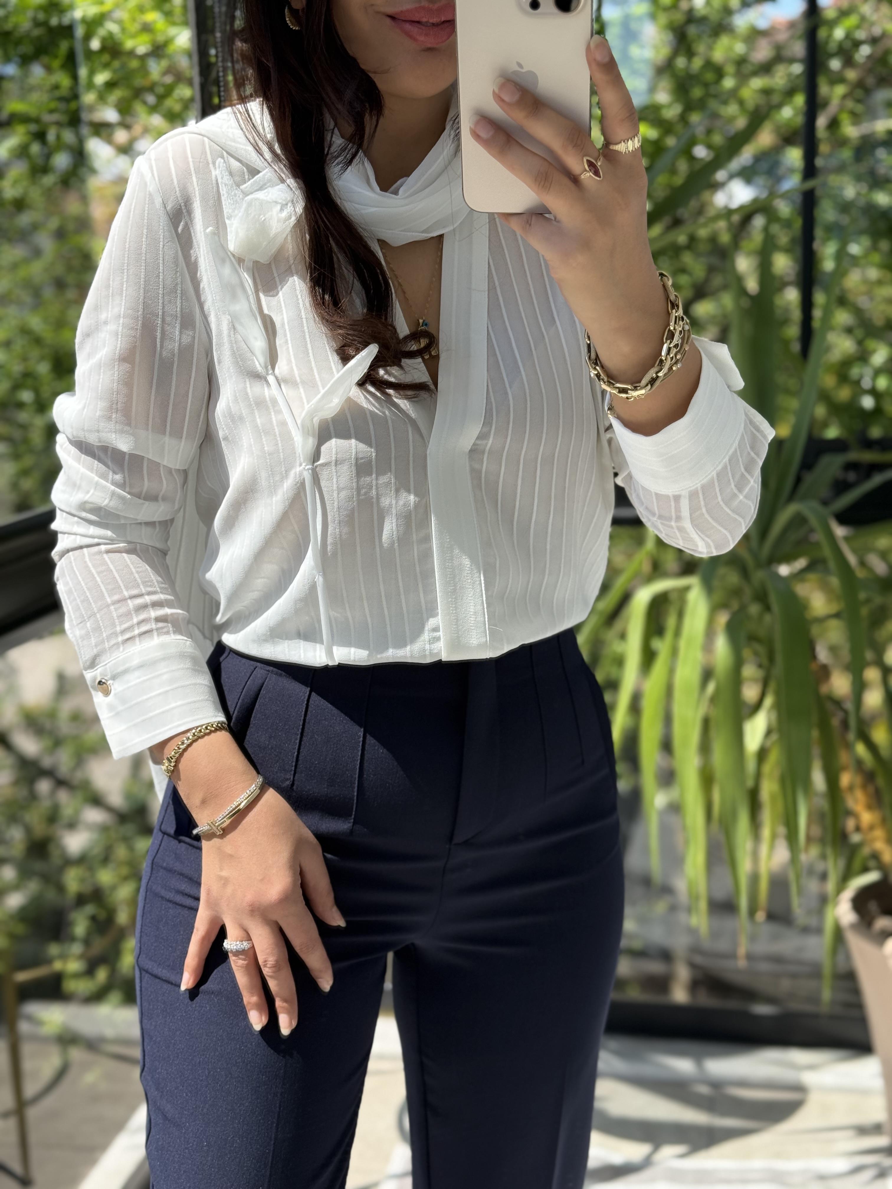 Gül ve fular Detaylı Bluz Ekru