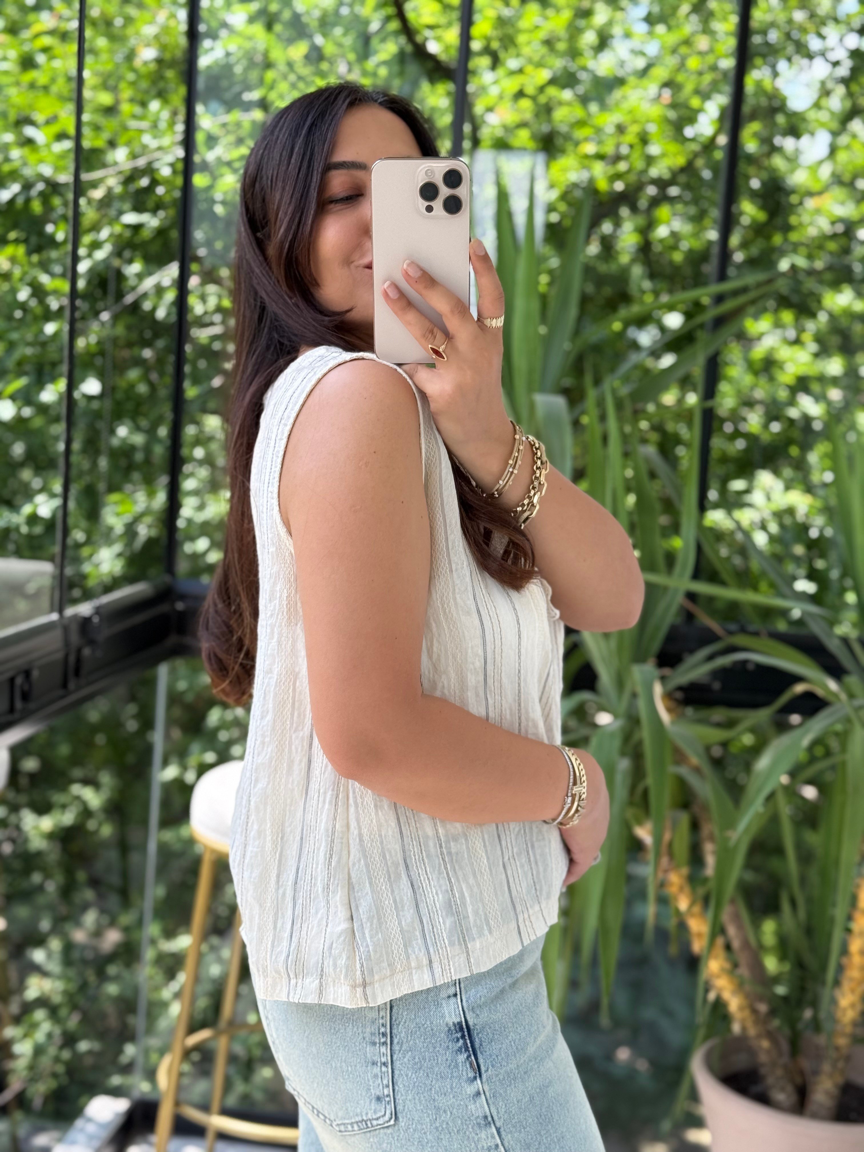 Yakası Güpür Detaylı Sıfır Kol Bluz Ekru