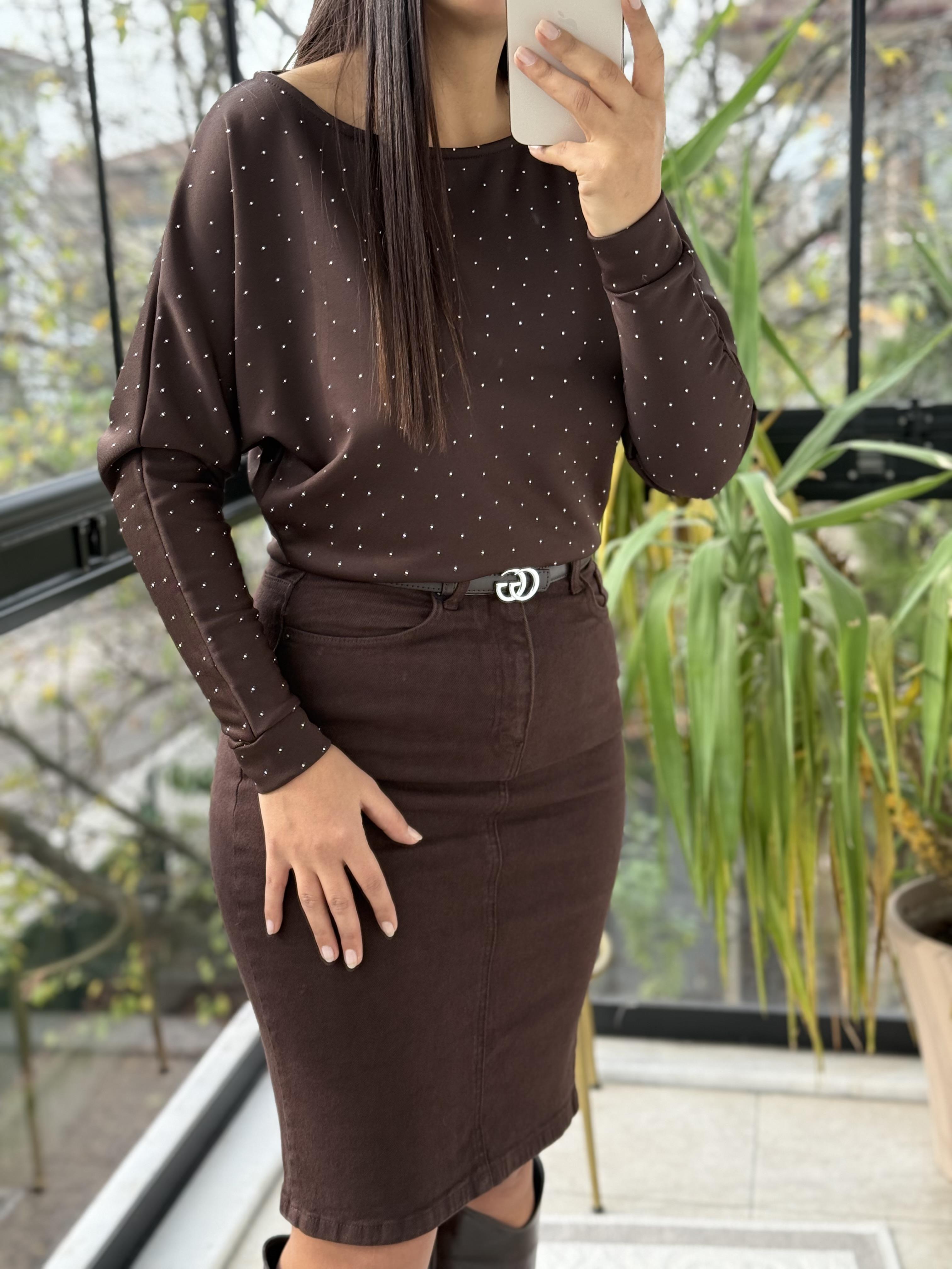 Full Taşlı Kayık Yaka Bluz Kahve