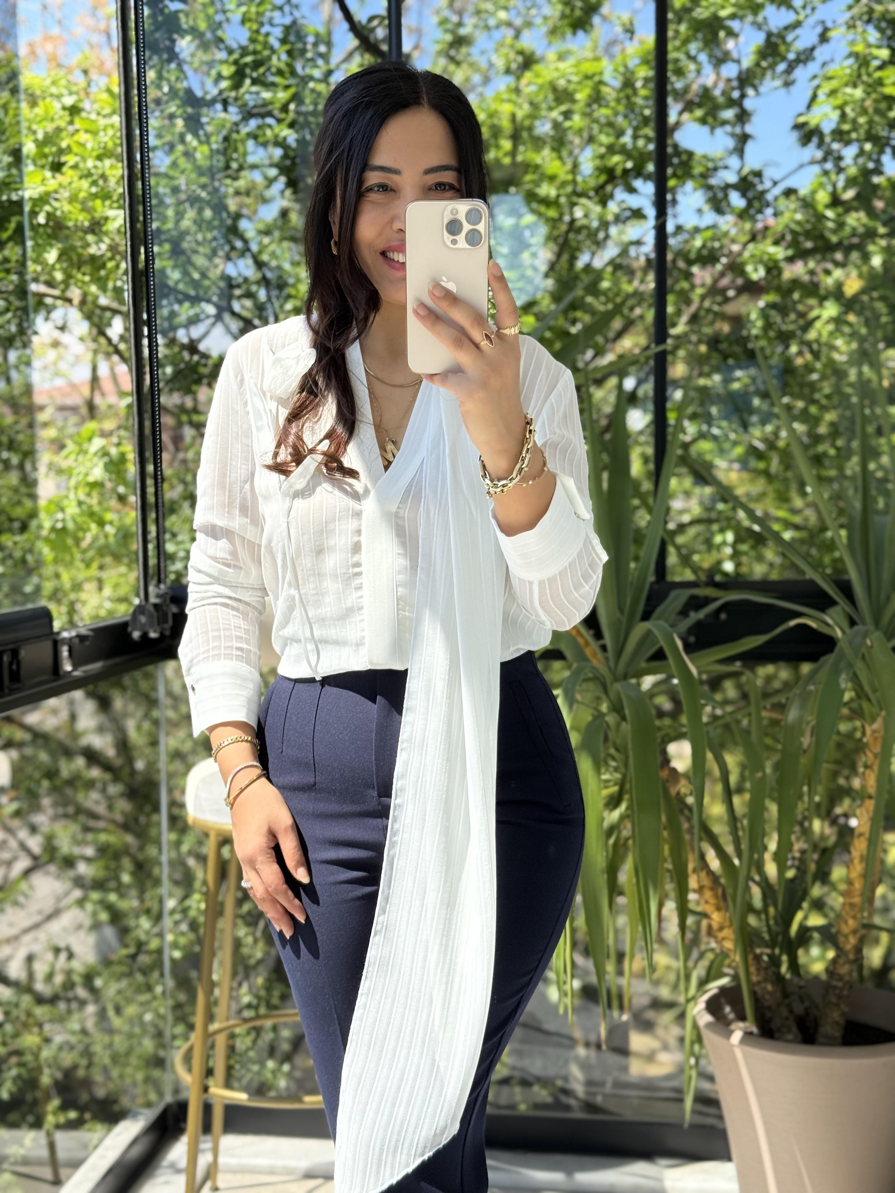 Gül ve fular Detaylı Bluz Ekru