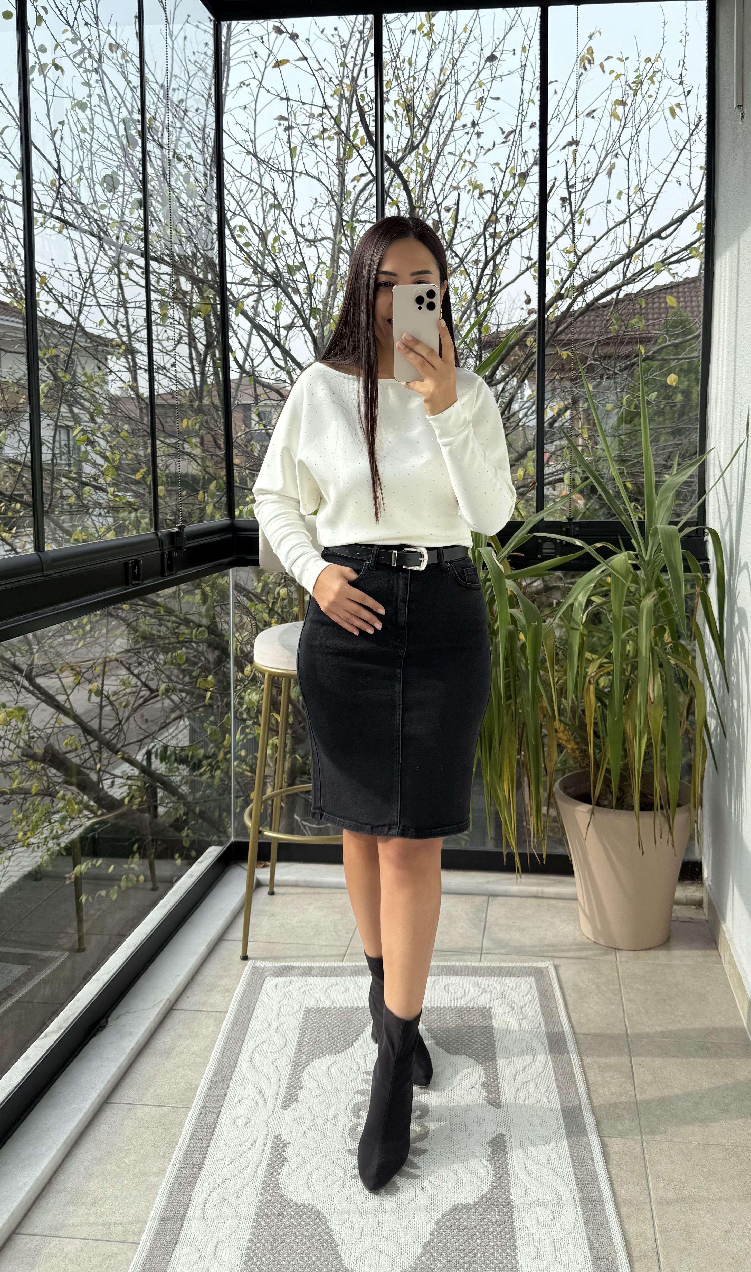 Full Taşlı Kayık Yaka Bluz Ekru