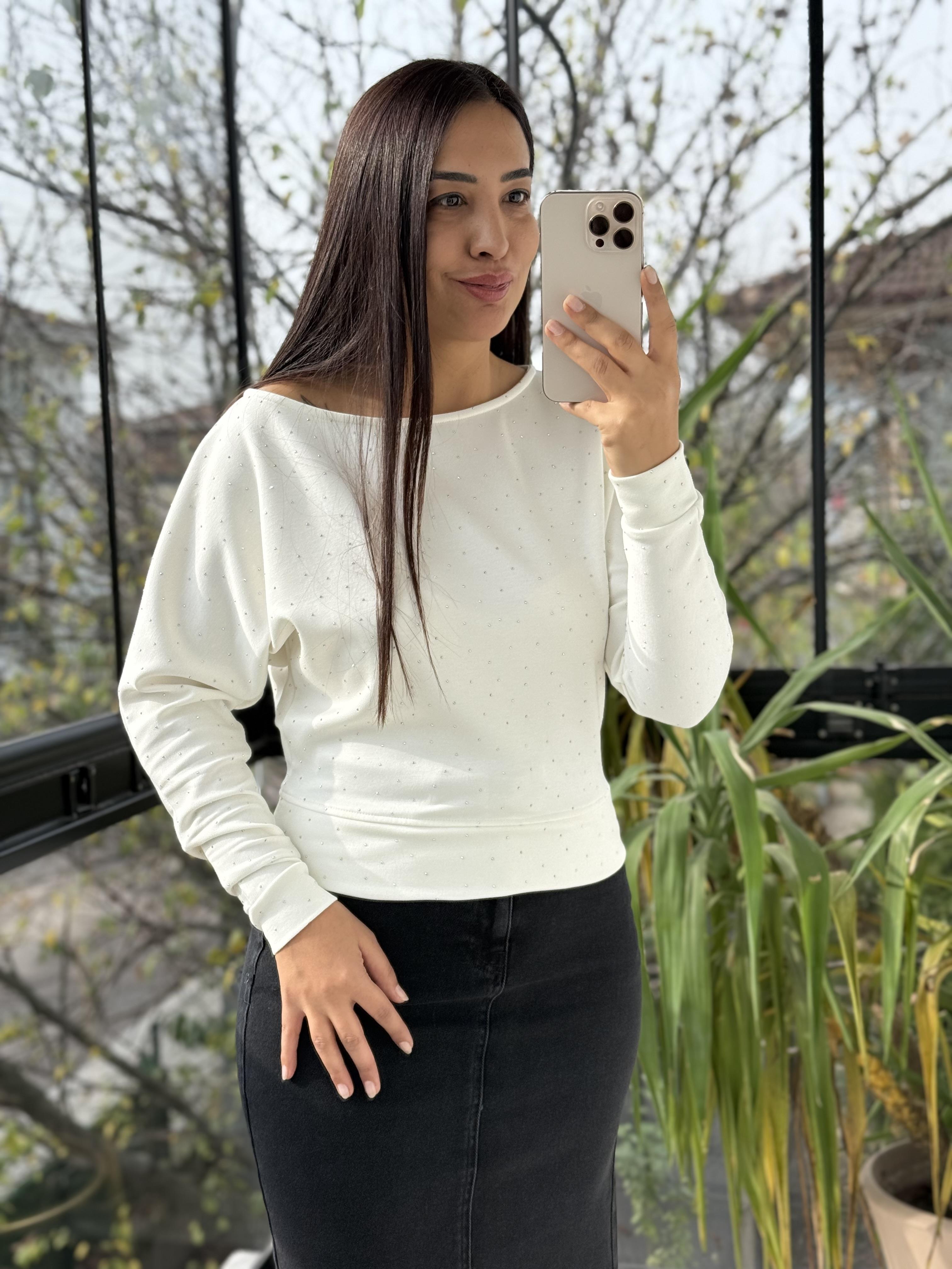 Full Taşlı Kayık Yaka Bluz Ekru