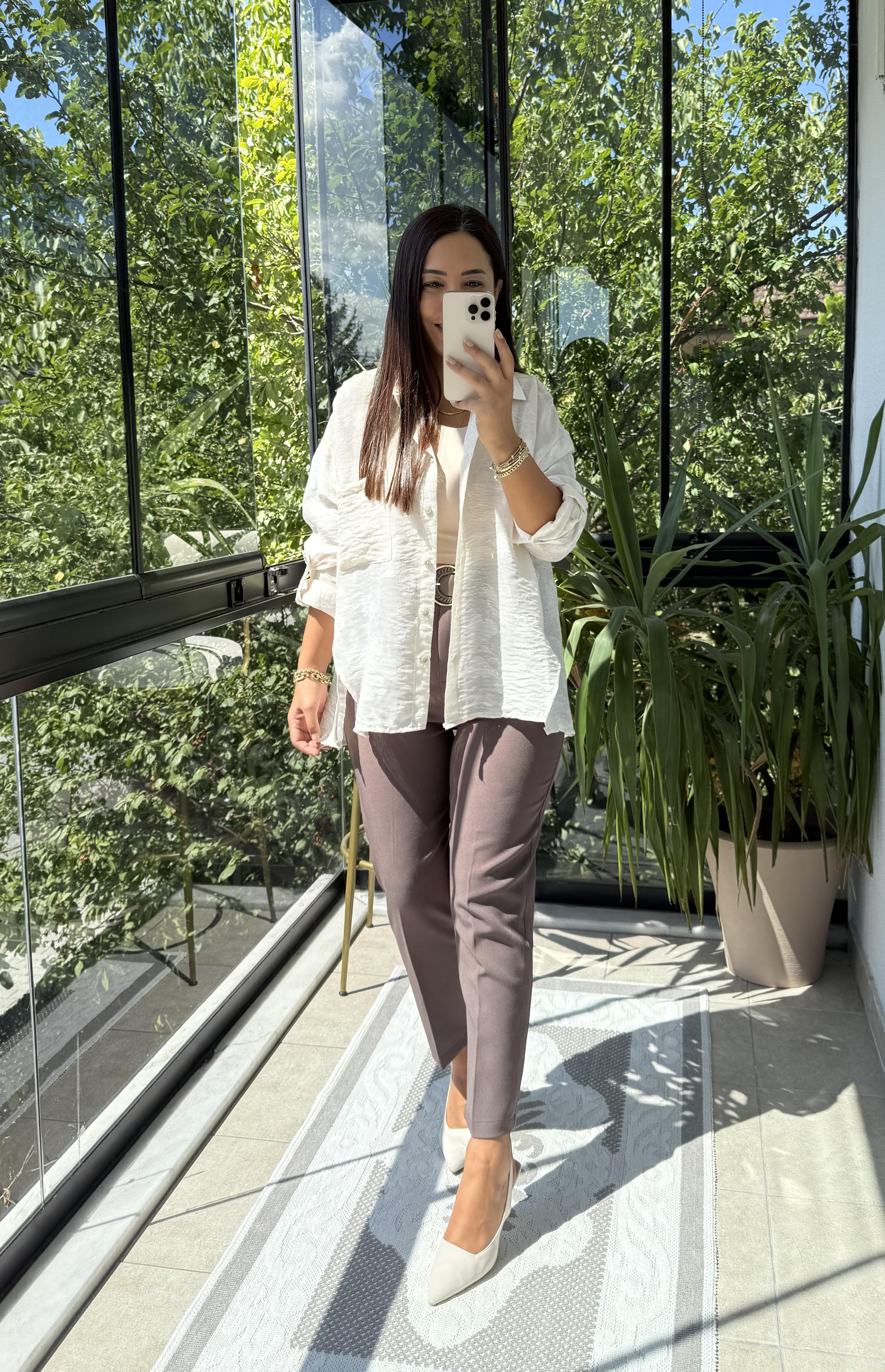 Desenli Yırtmaçlı Gömlek Bej