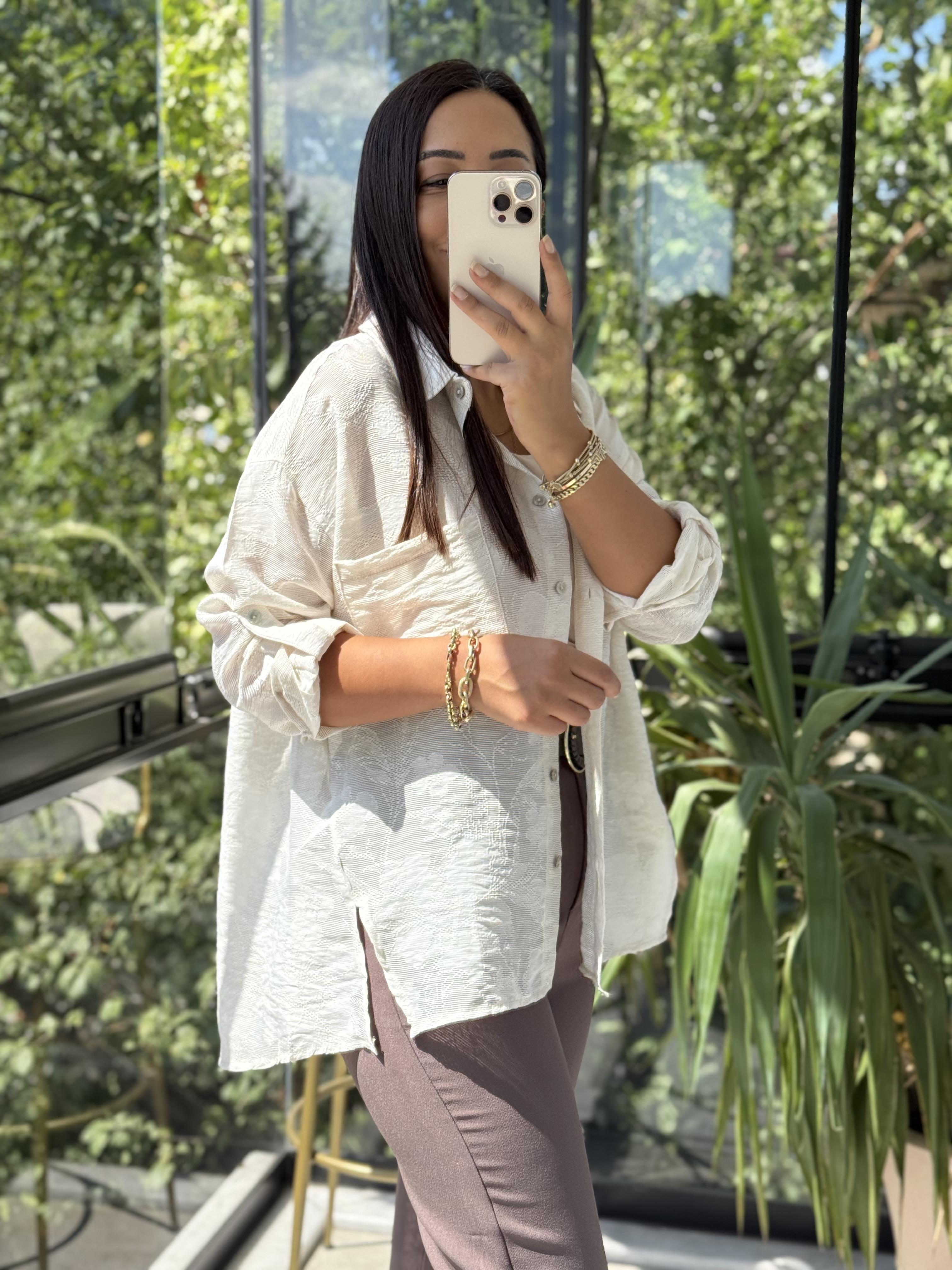 Desenli Yırtmaçlı Gömlek Bej