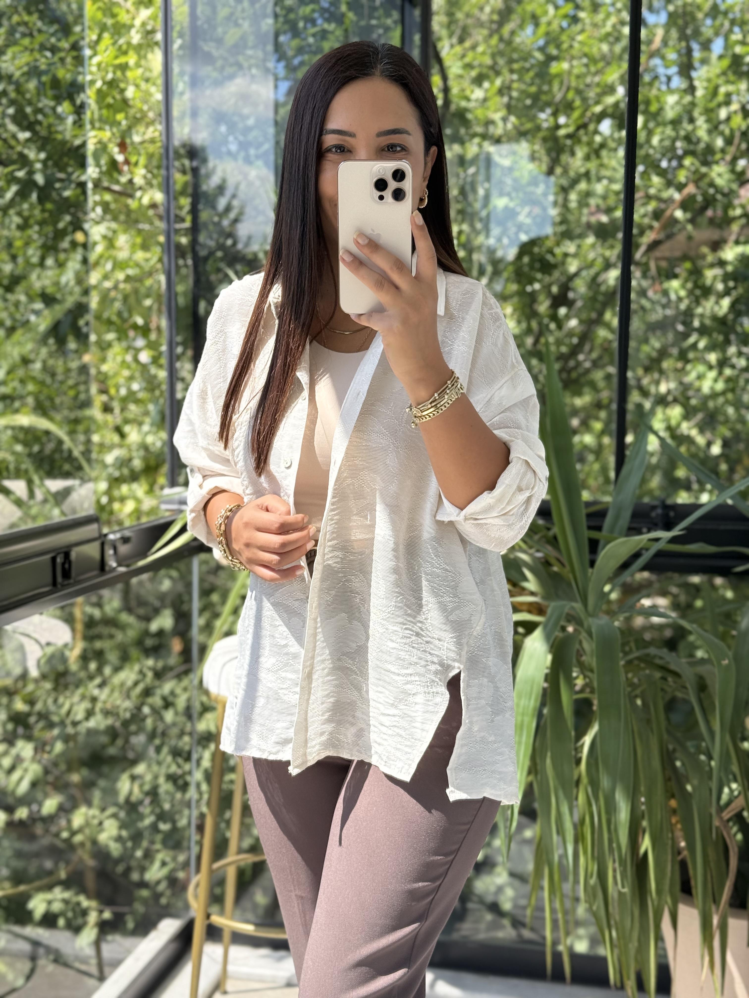 Desenli Yırtmaçlı Gömlek Bej