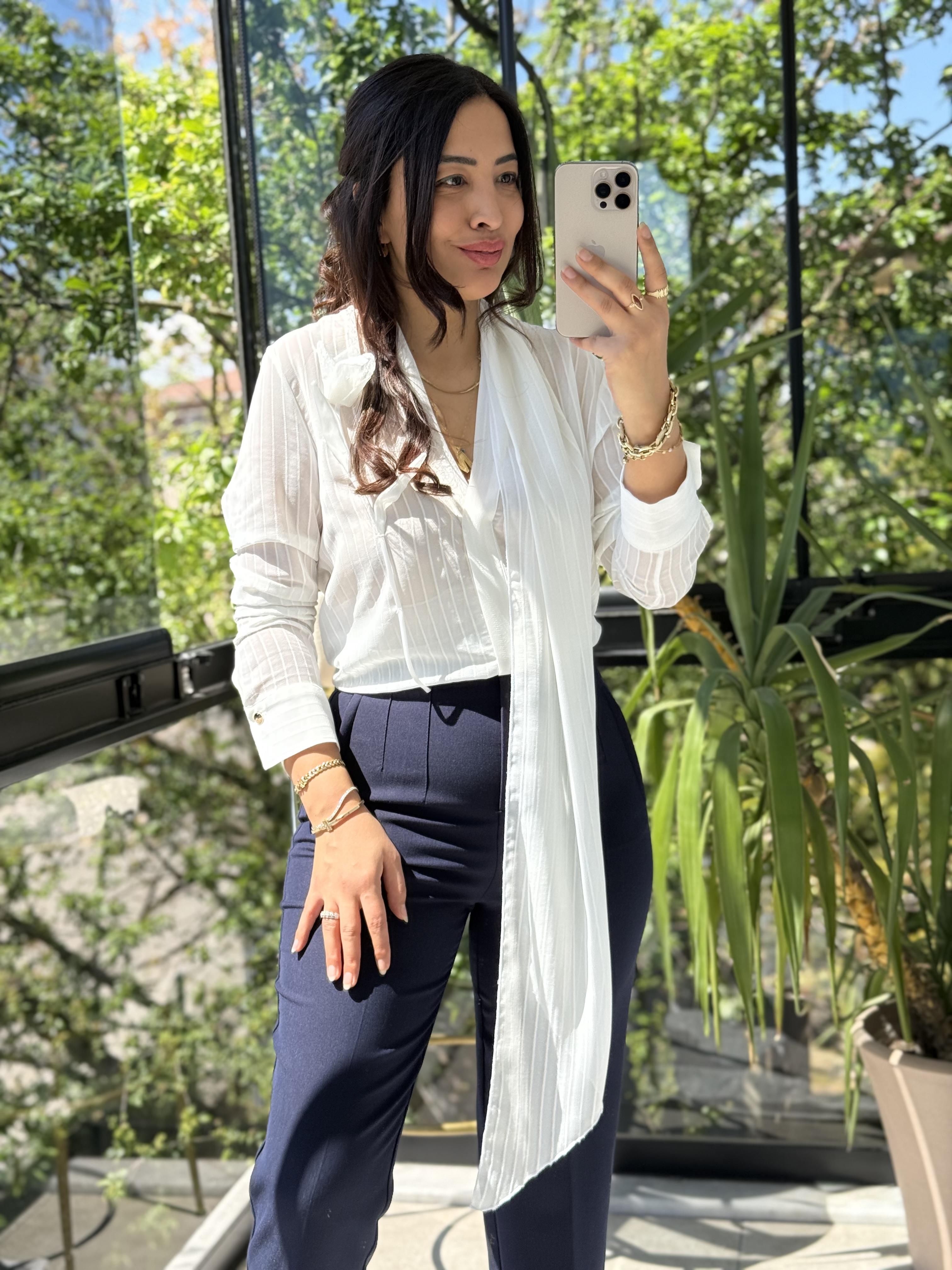 Gül ve fular Detaylı Bluz Ekru