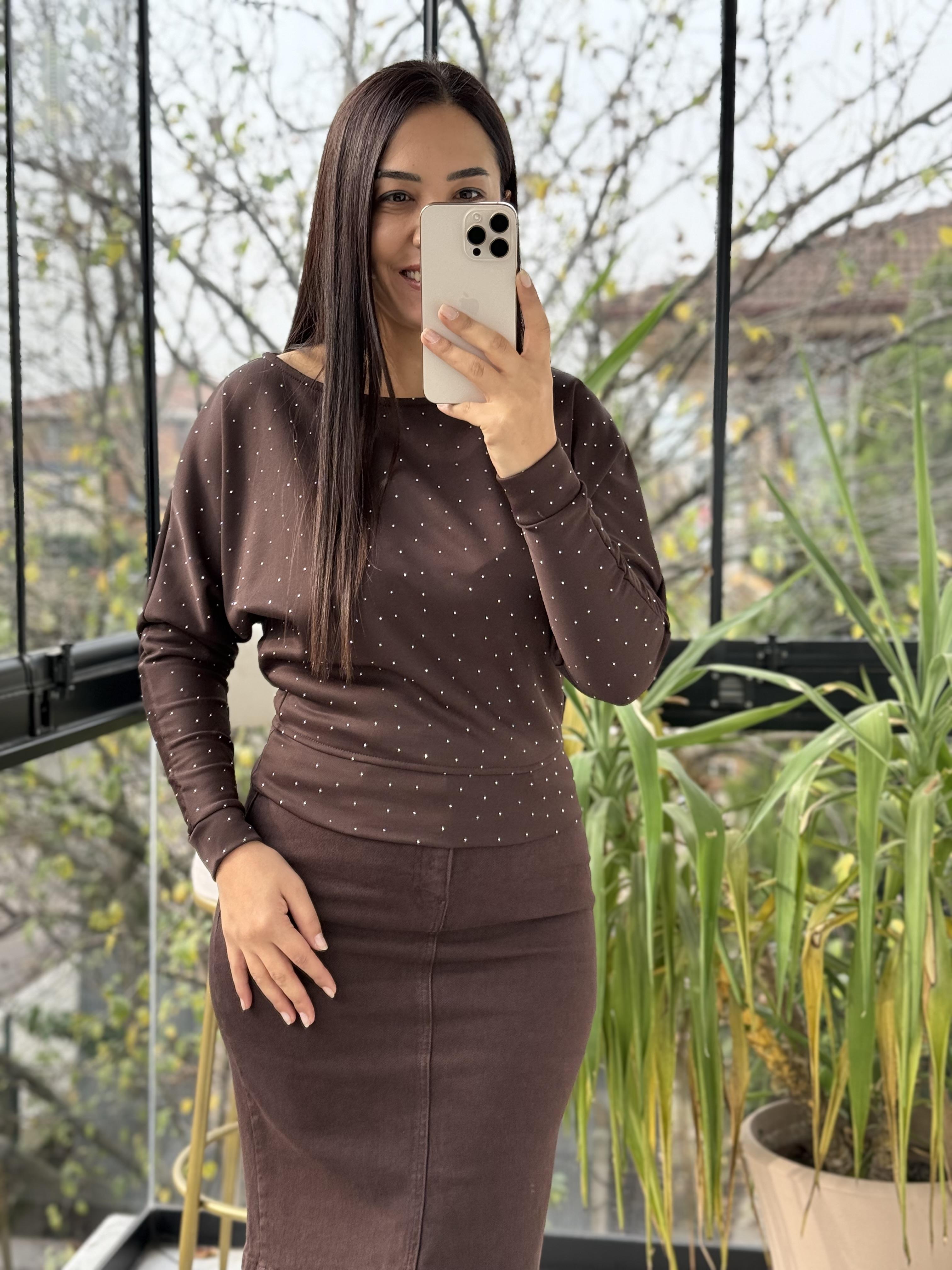 Full Taşlı Kayık Yaka Bluz Kahve