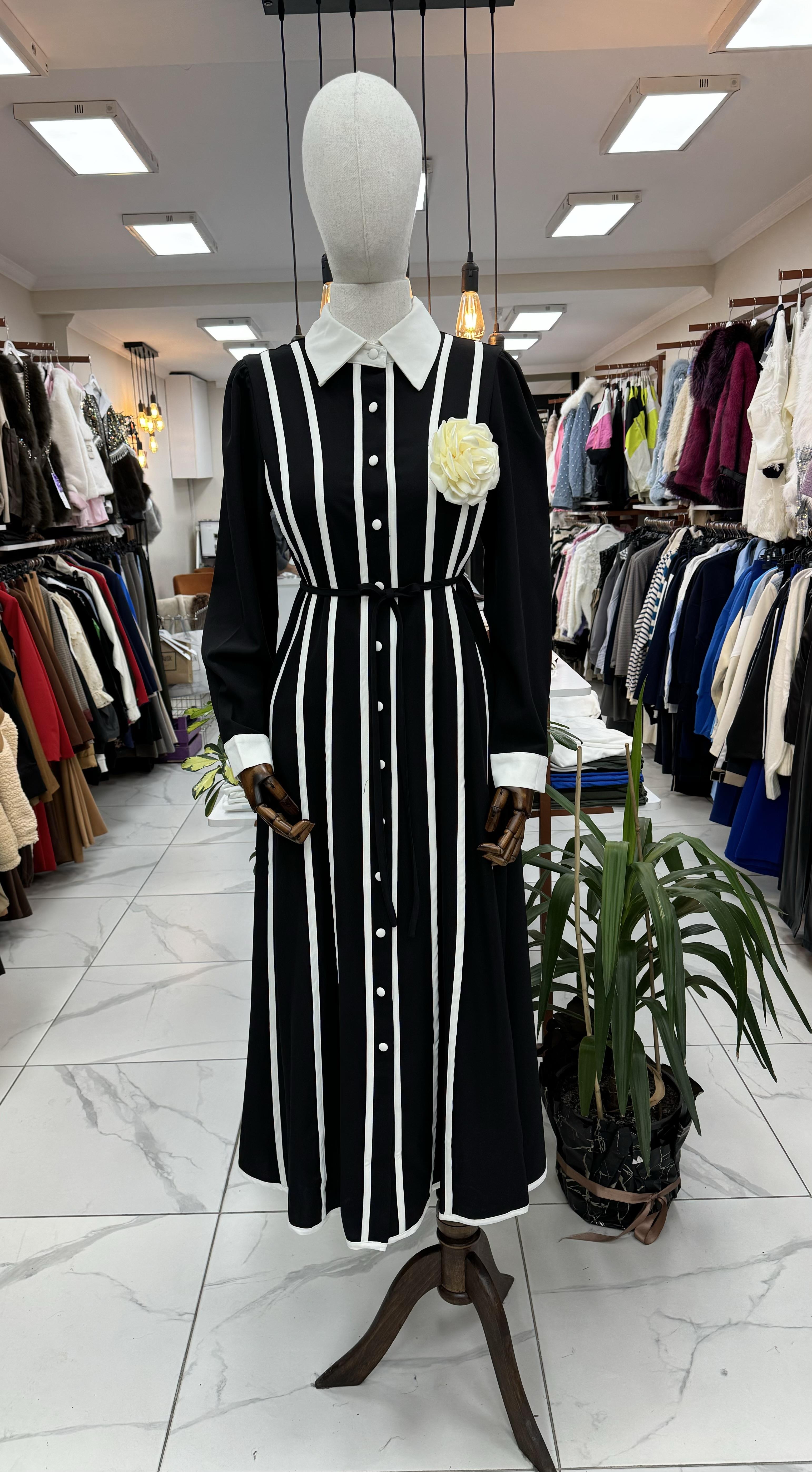 İthal Biyeli Gül Detay Elbise Siyah