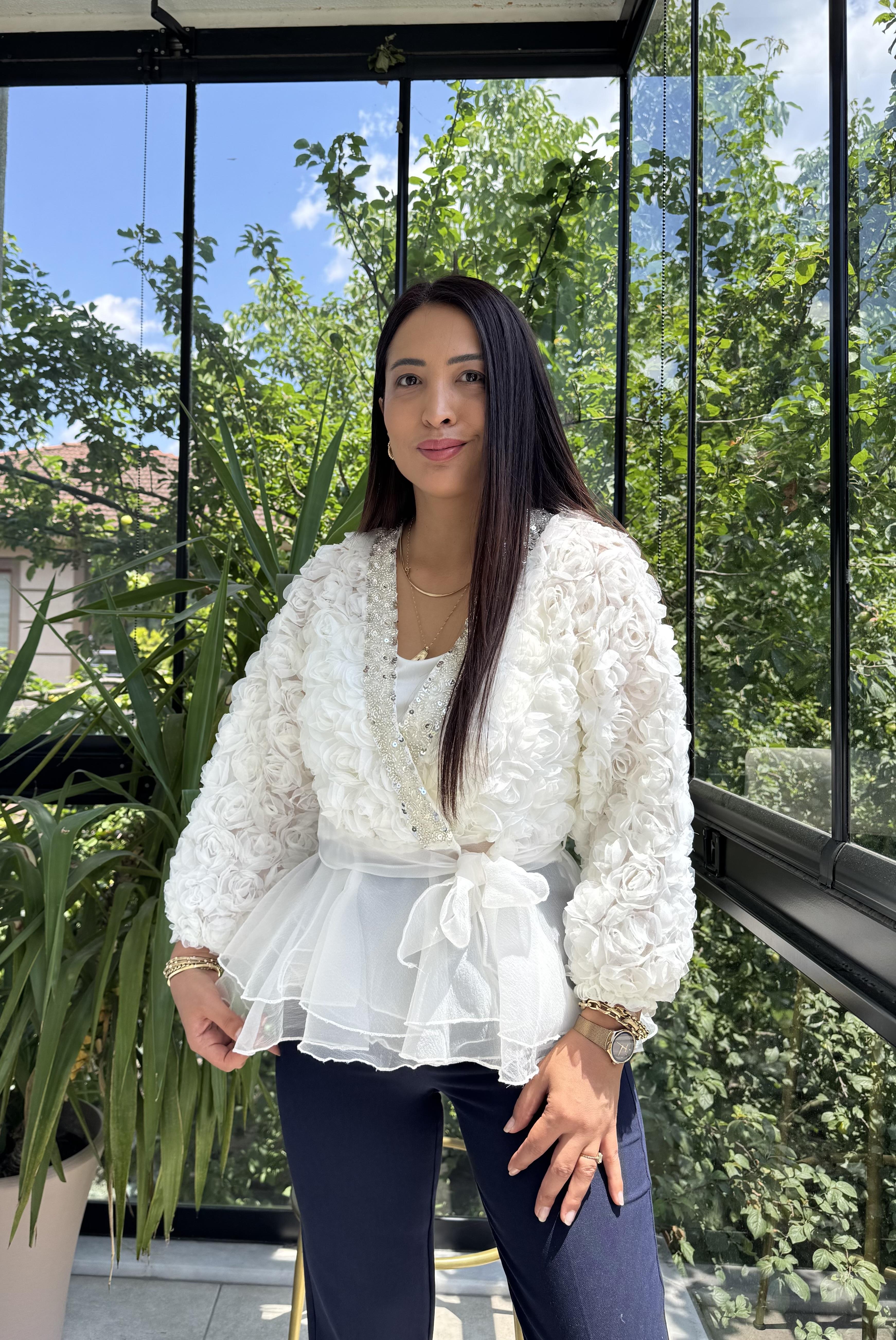 İthal Lüx Gül Detaylı Bluz Ekru