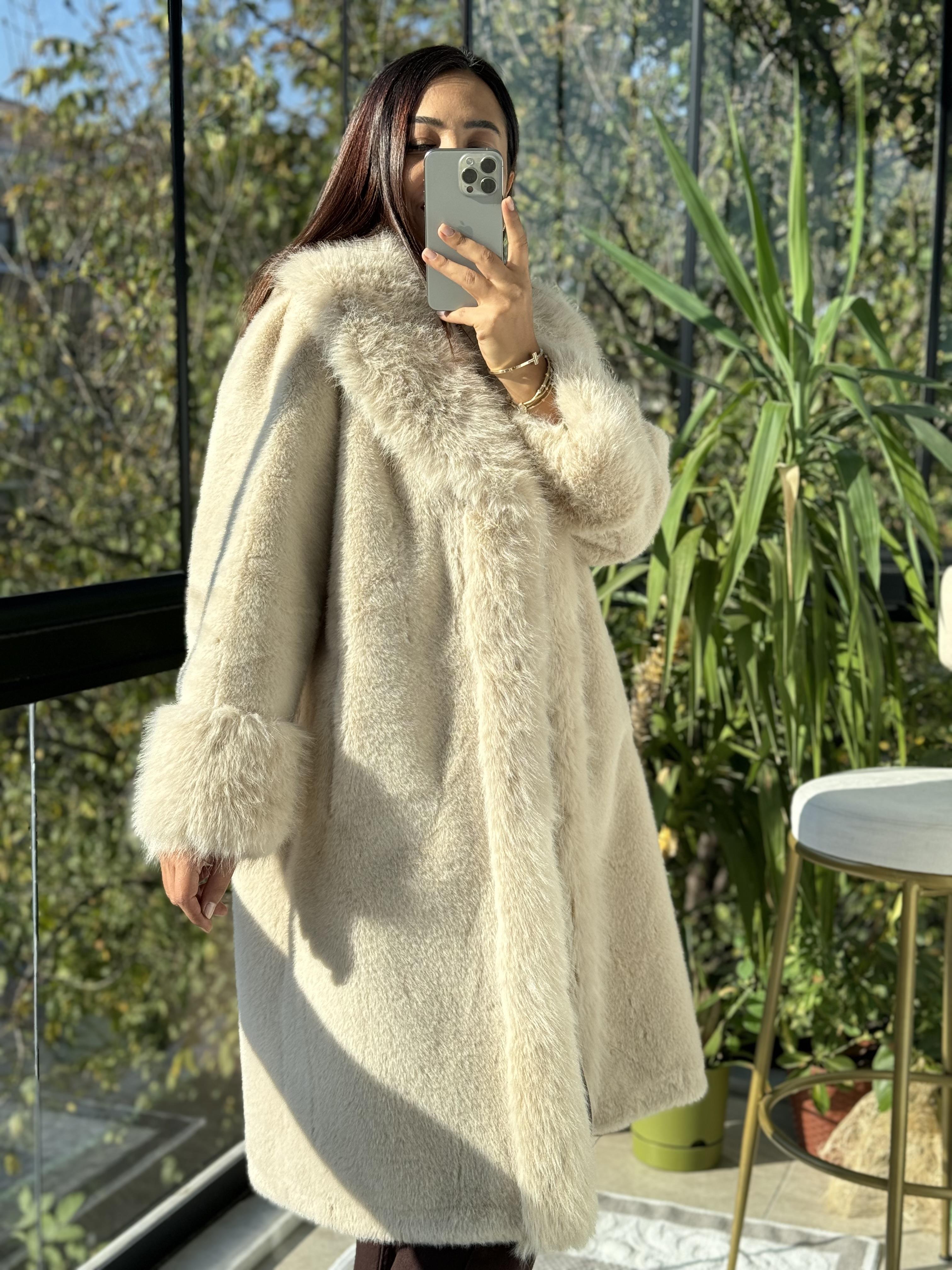 İthal Yakalı Uzun Kaban Krem