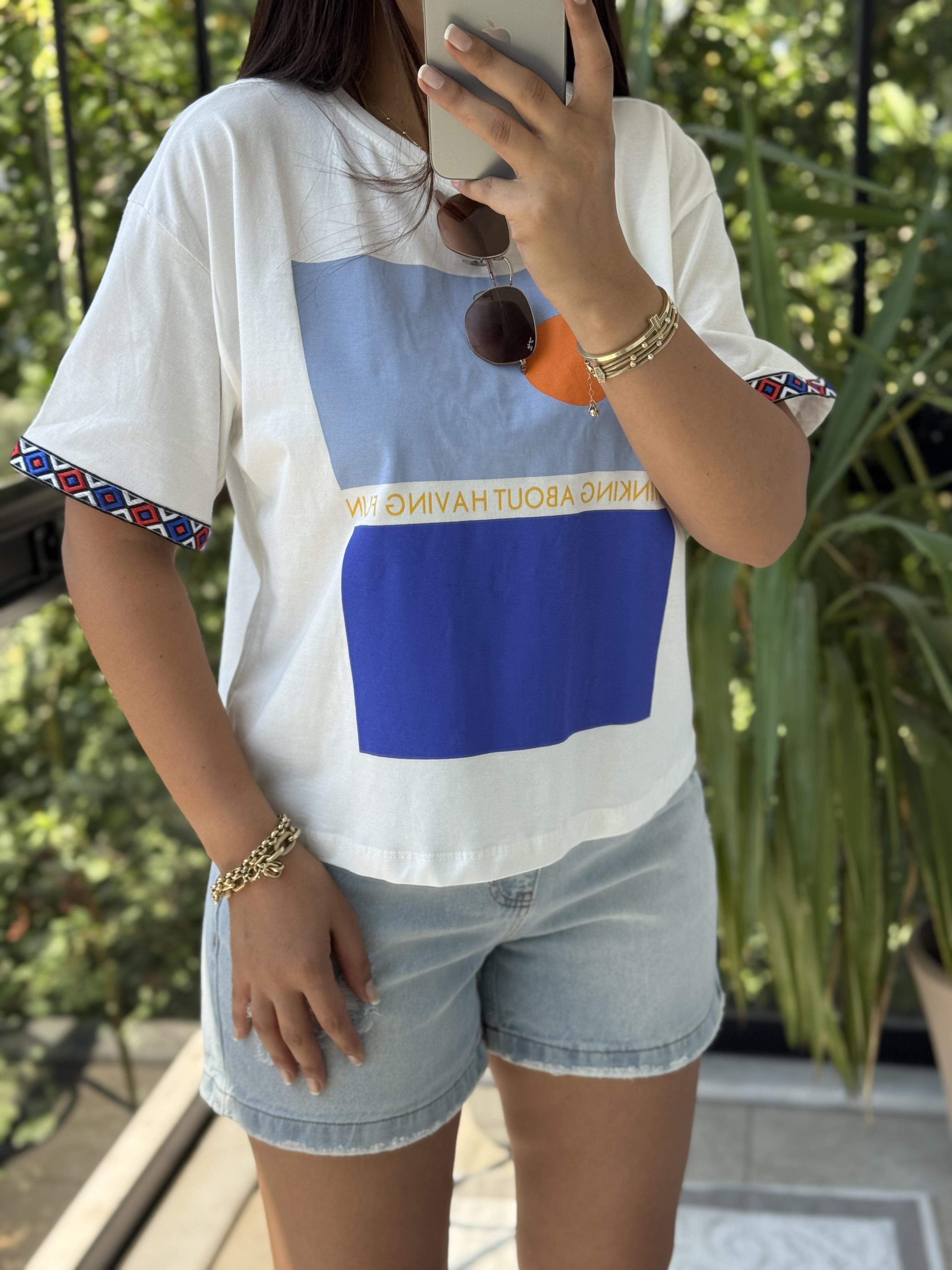 Kolu Nakışlı Basklı Tişört Beyaz