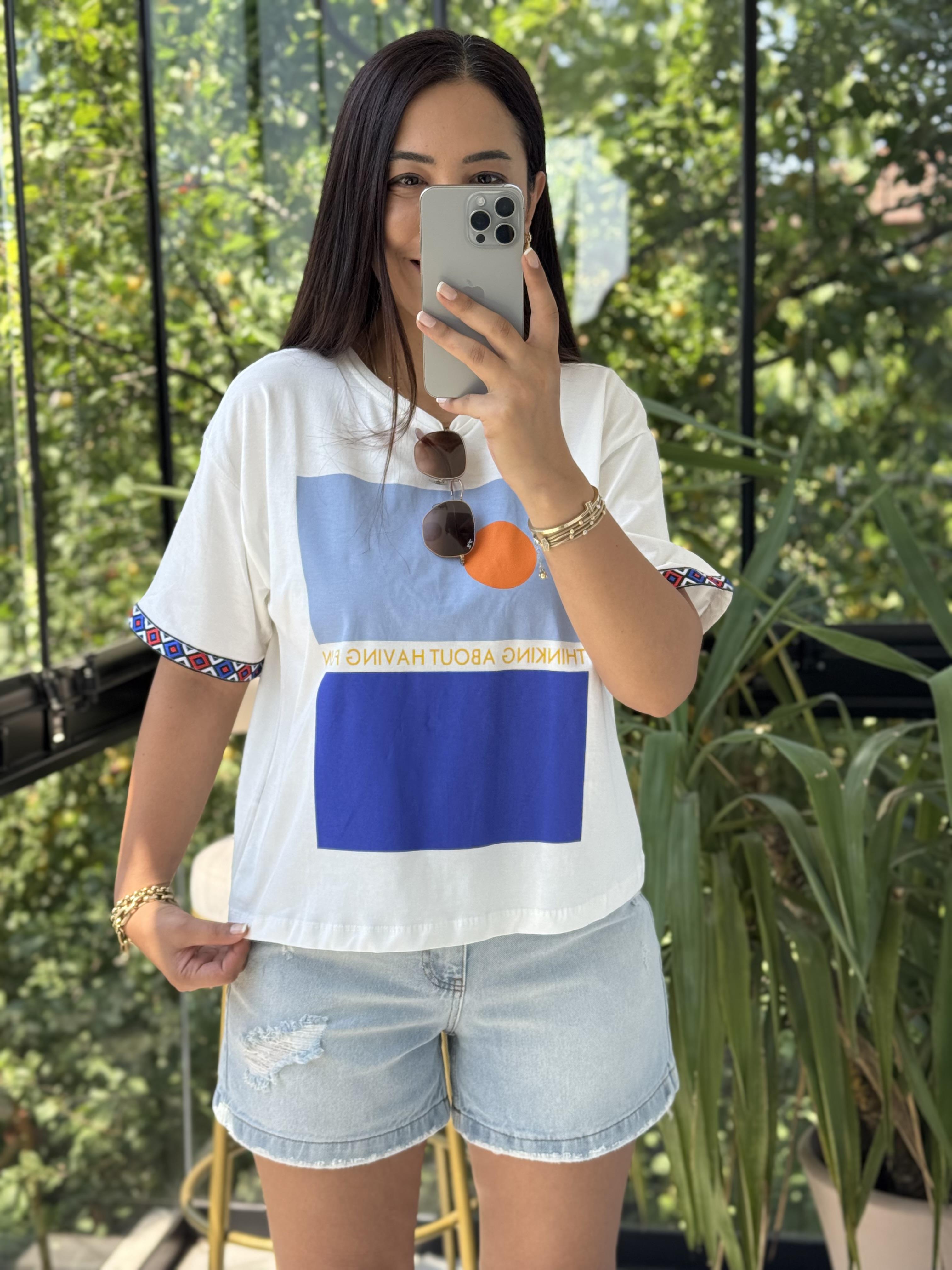 Kolu Nakışlı Basklı Tişört Beyaz