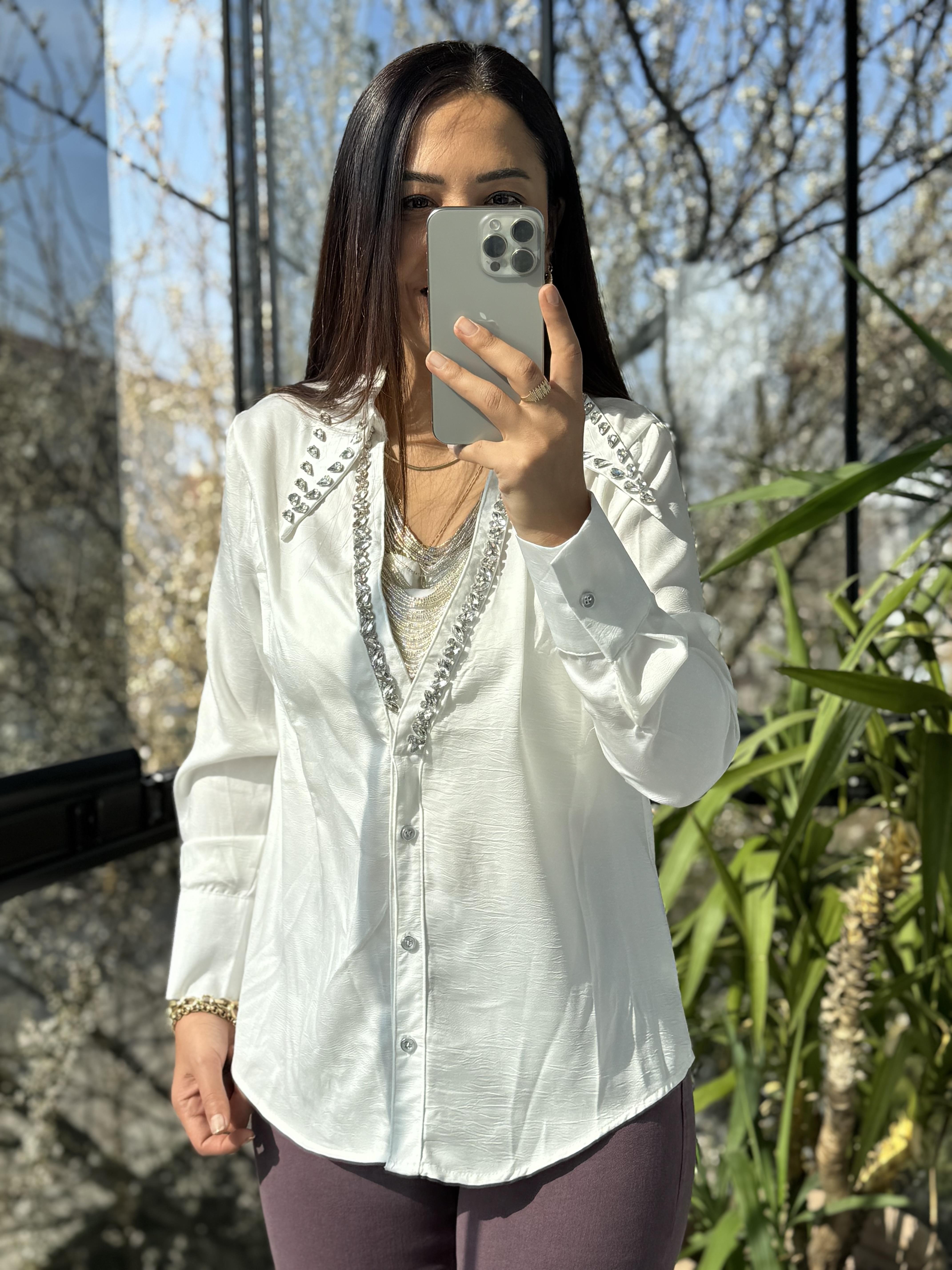 Kolye Detaylı Gömlek Beyaz