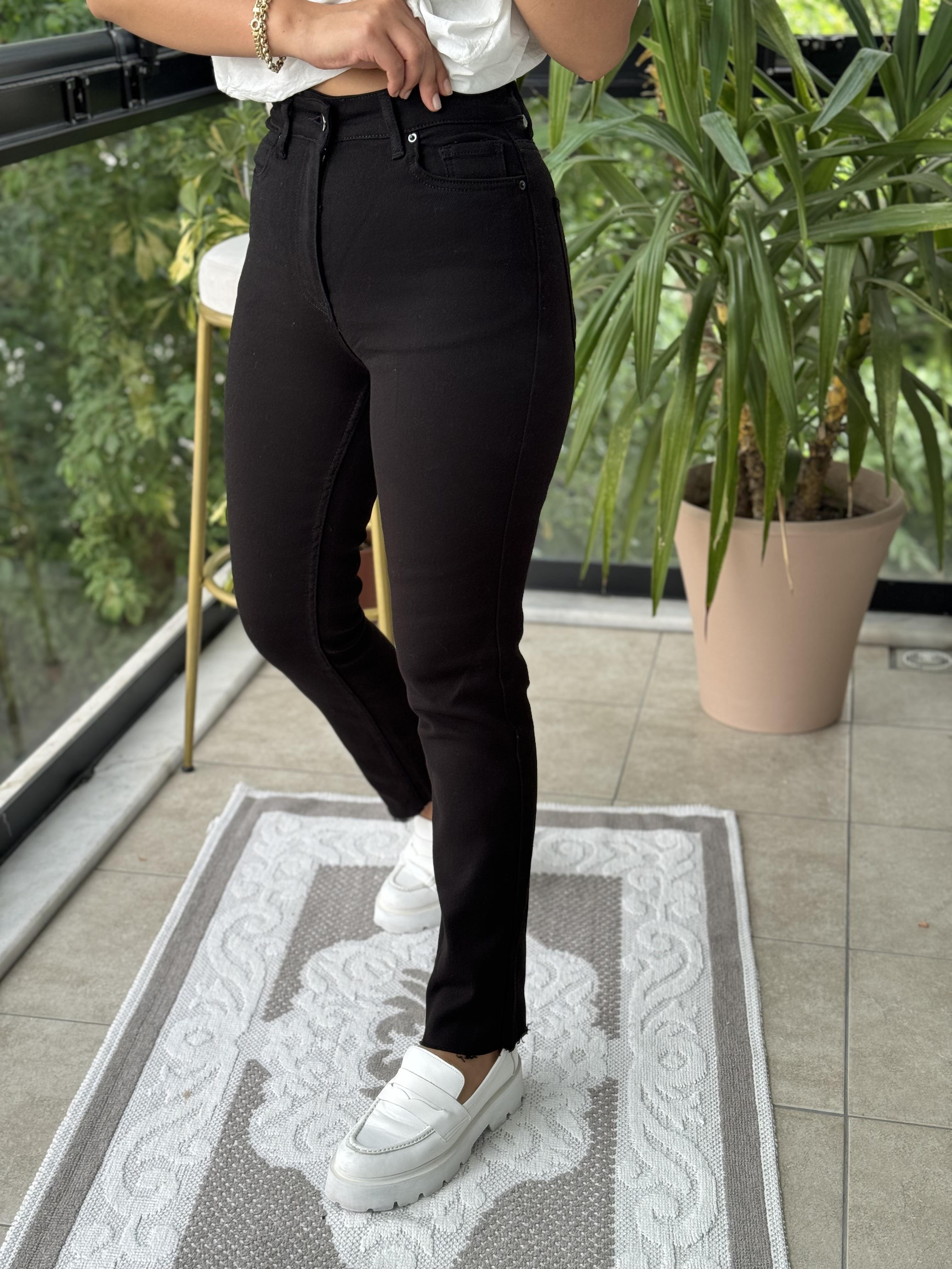 Premium Kalite Kesik Paça Jean Siyah