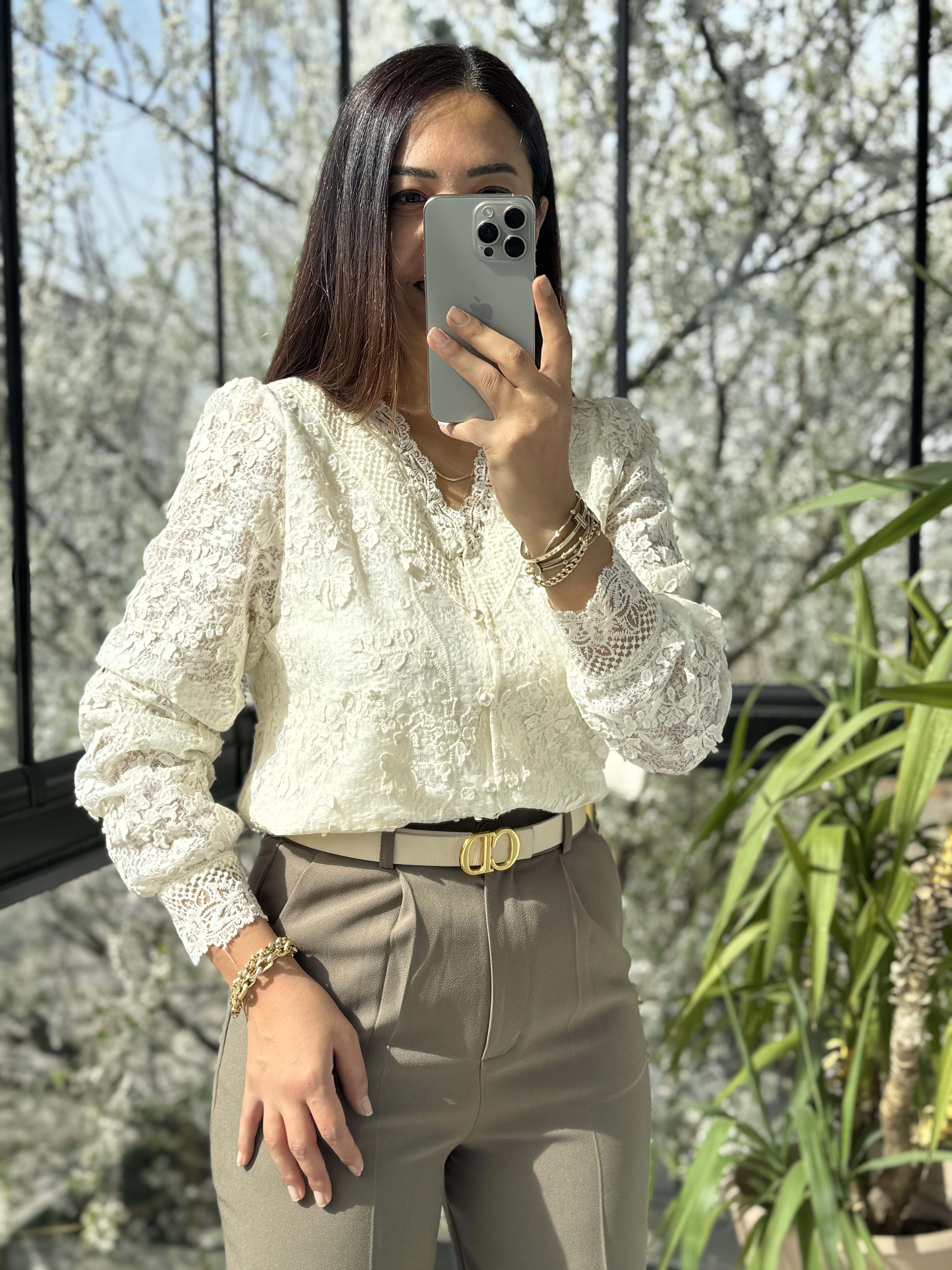 V Yaka Güpürlü Bluz Ekru