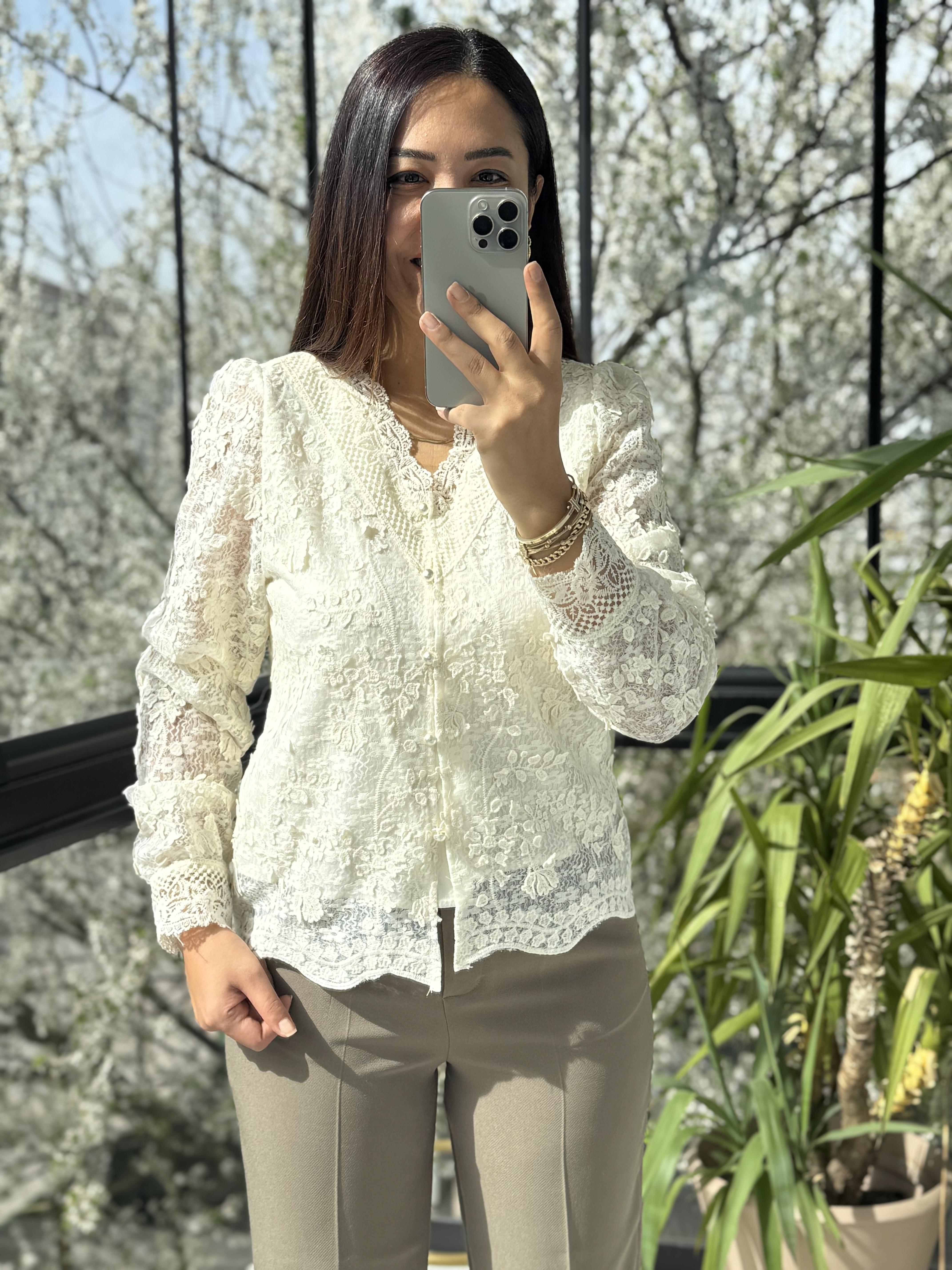 V Yaka Güpürlü Bluz Ekru