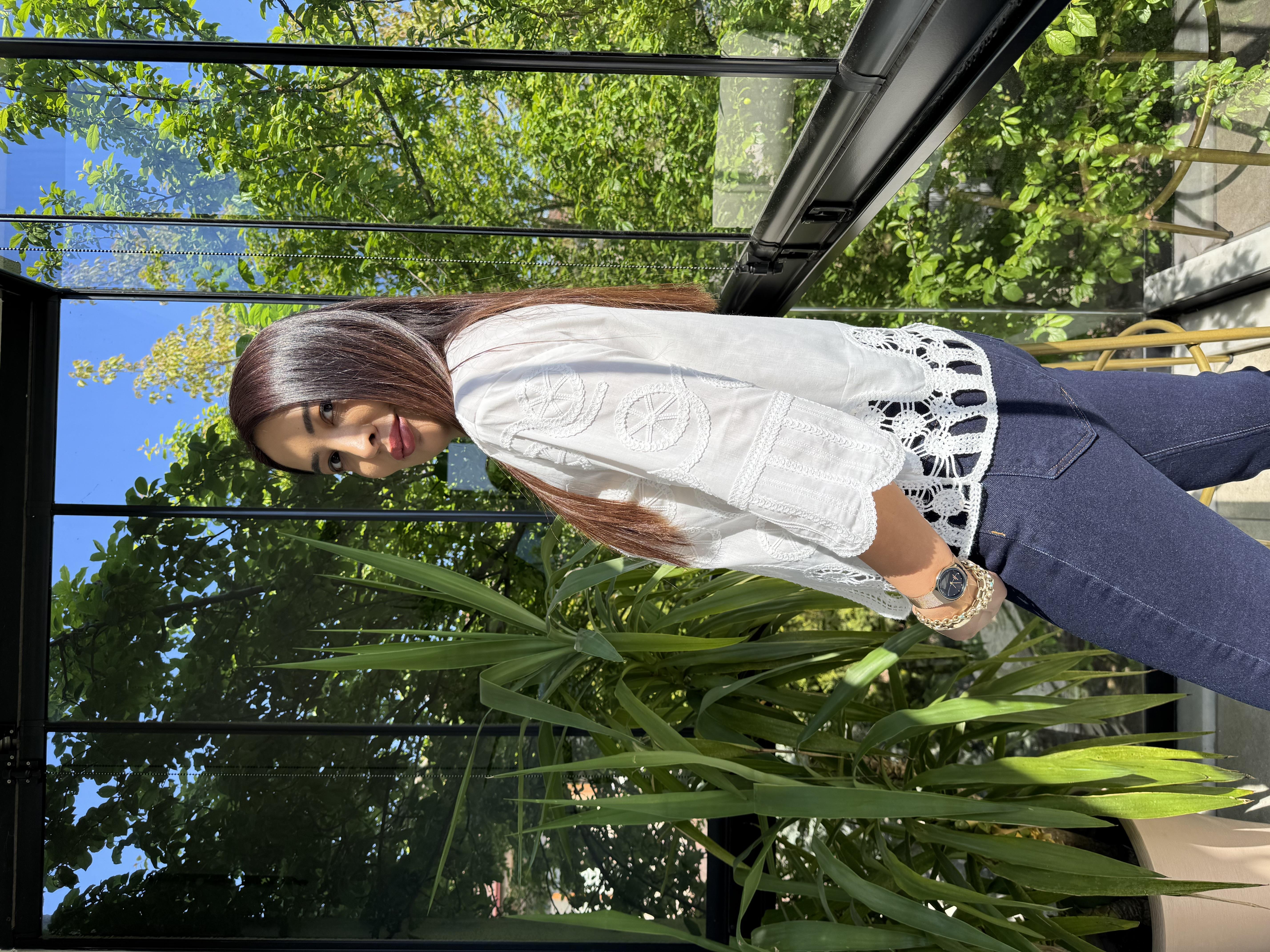 V Yaka Nakışlı Gömlek Beyaz