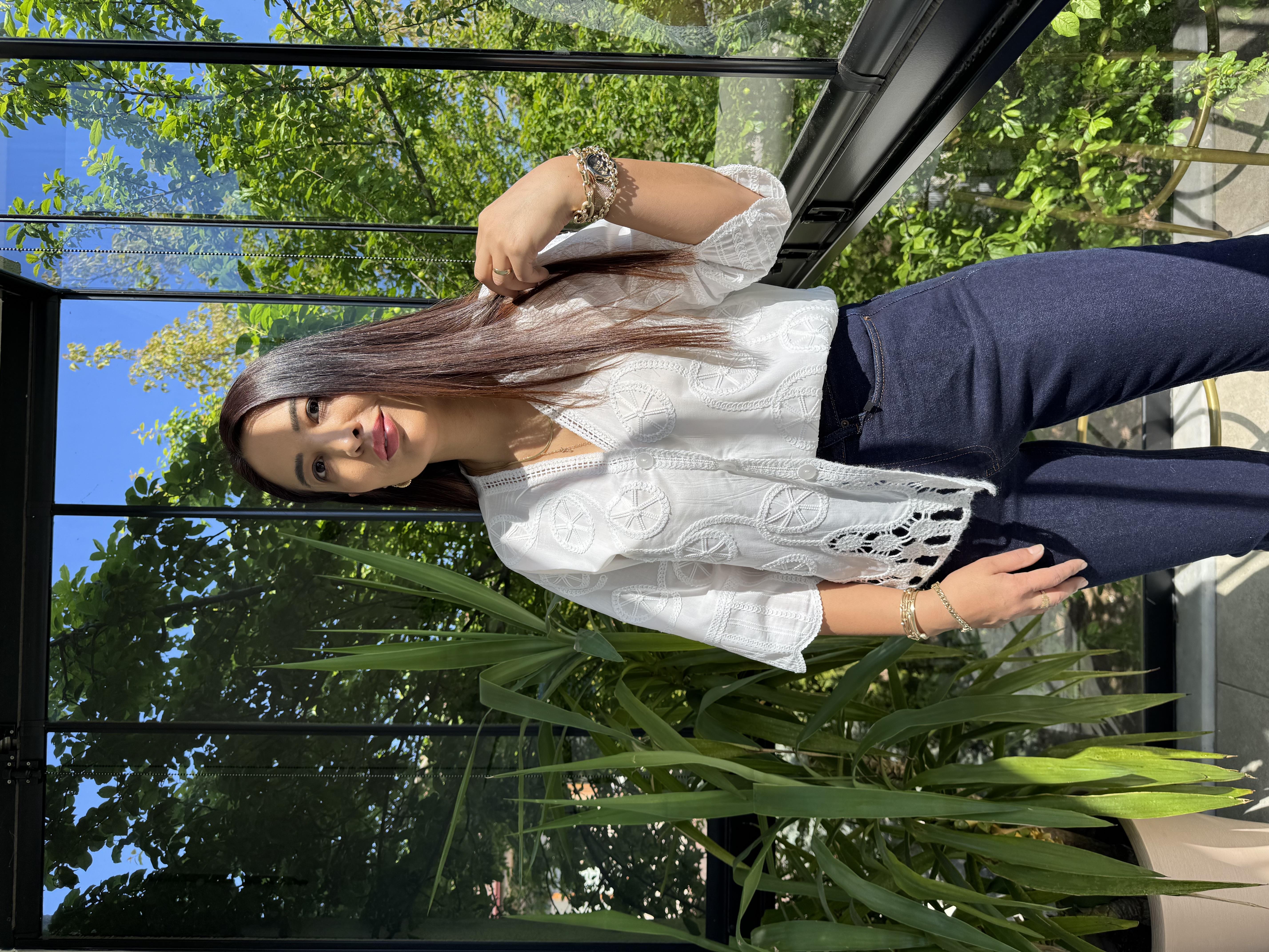 V Yaka Nakışlı Gömlek Beyaz