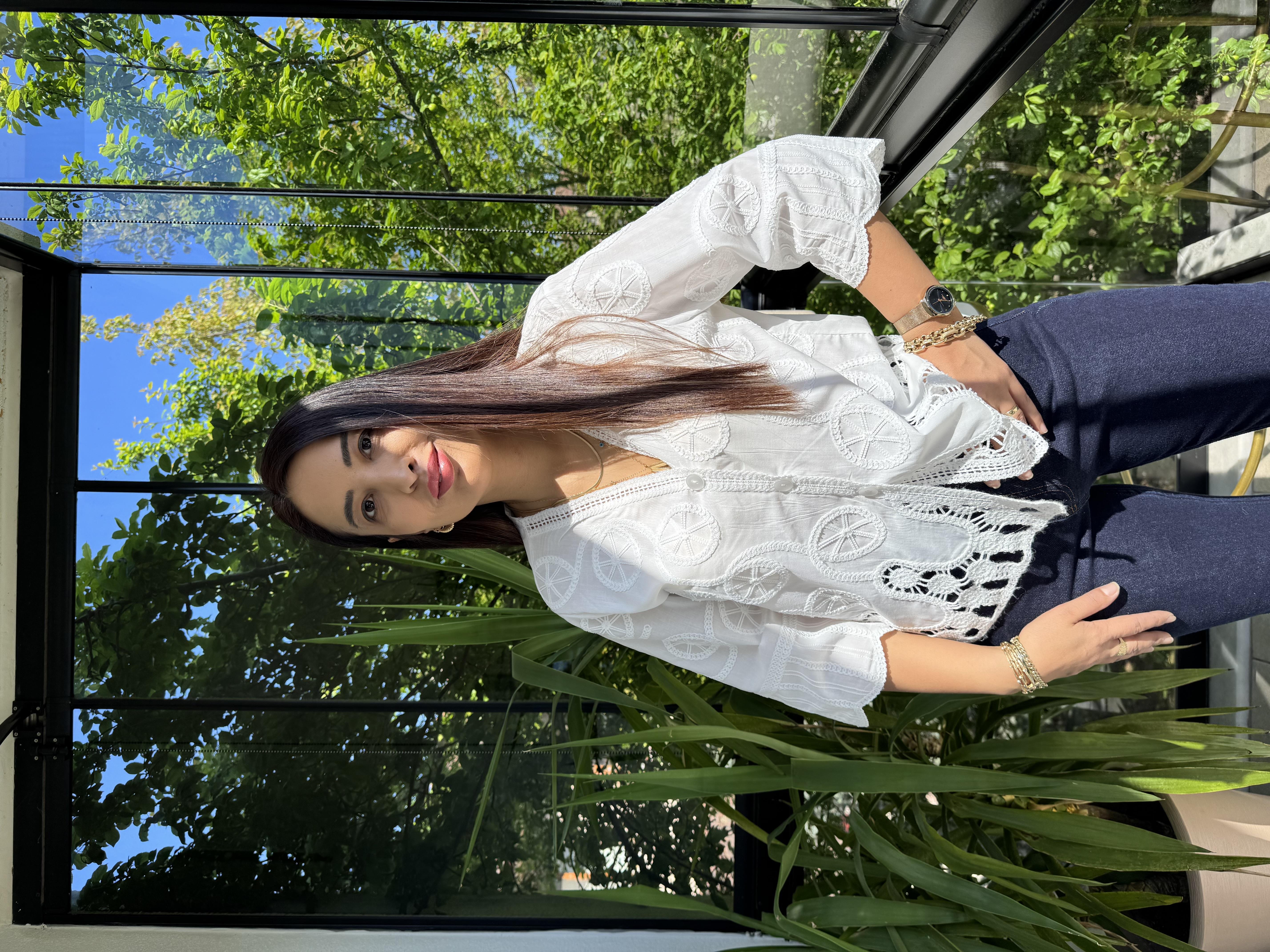 V Yaka Nakışlı Gömlek Beyaz