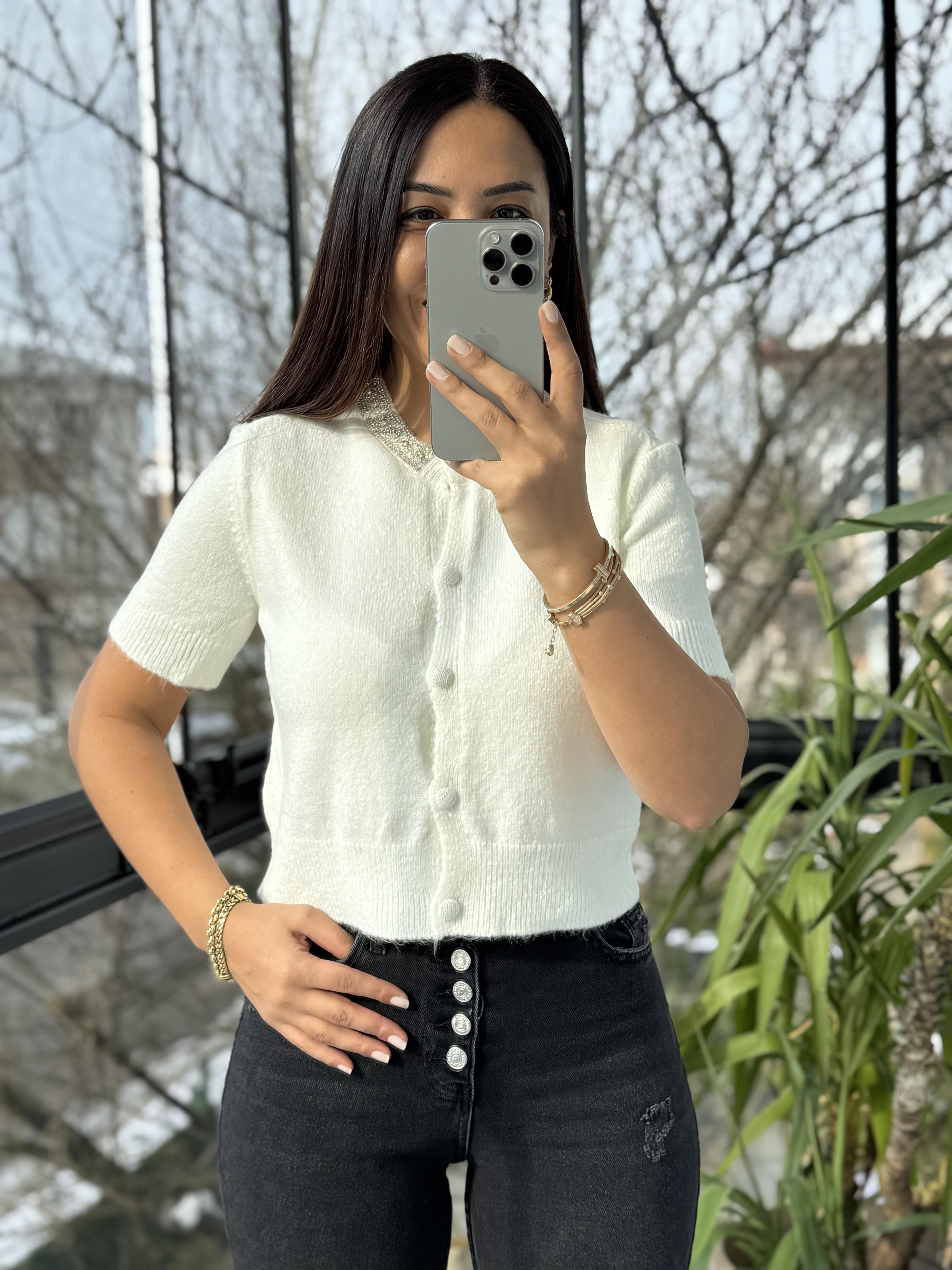 Yakası Taş Detaylı Triko Hırka Ekru