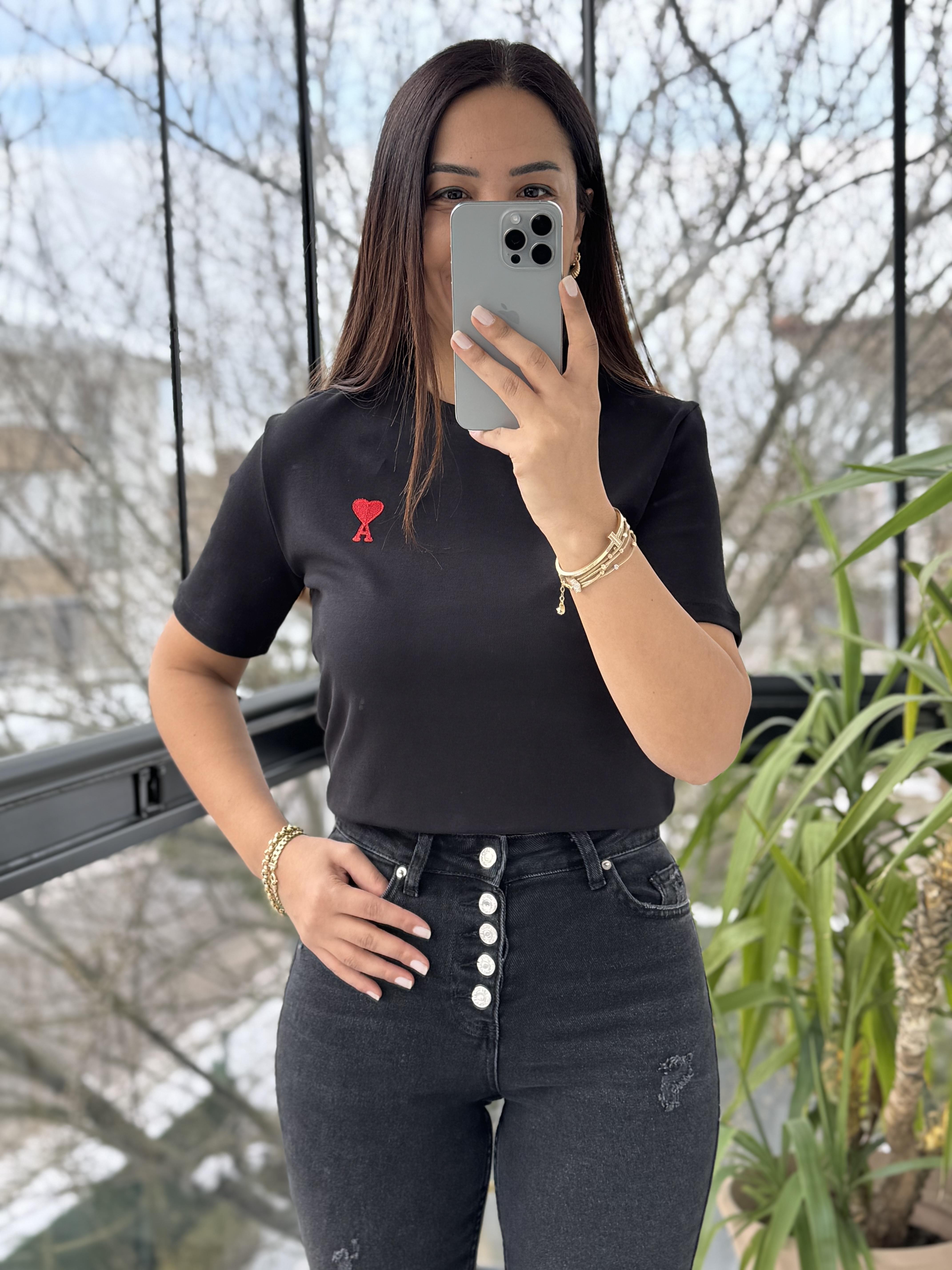 Yanı Kalp Nakışlı Tişört Siyah