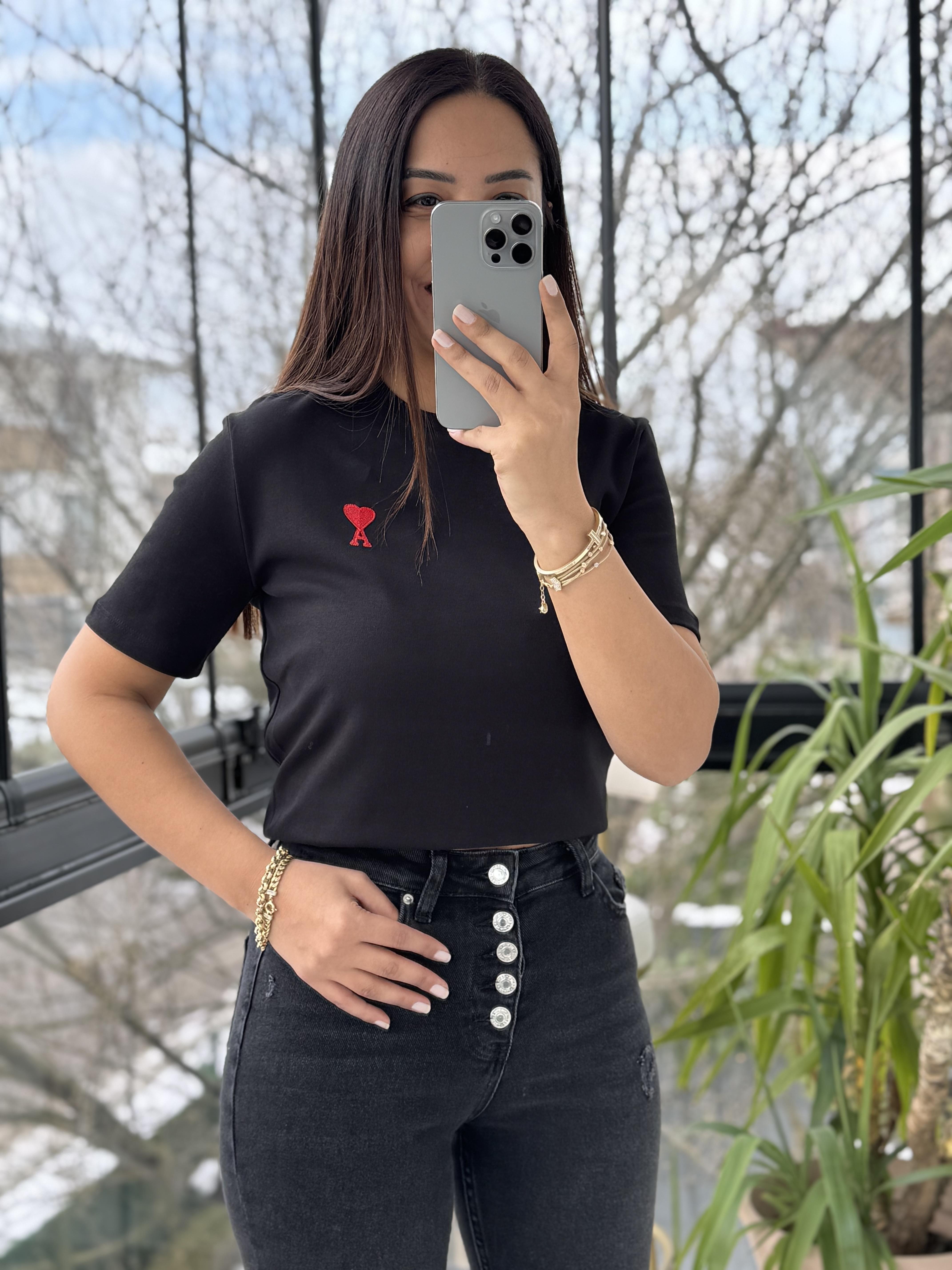 Yanı Kalp Nakışlı Tişört Siyah