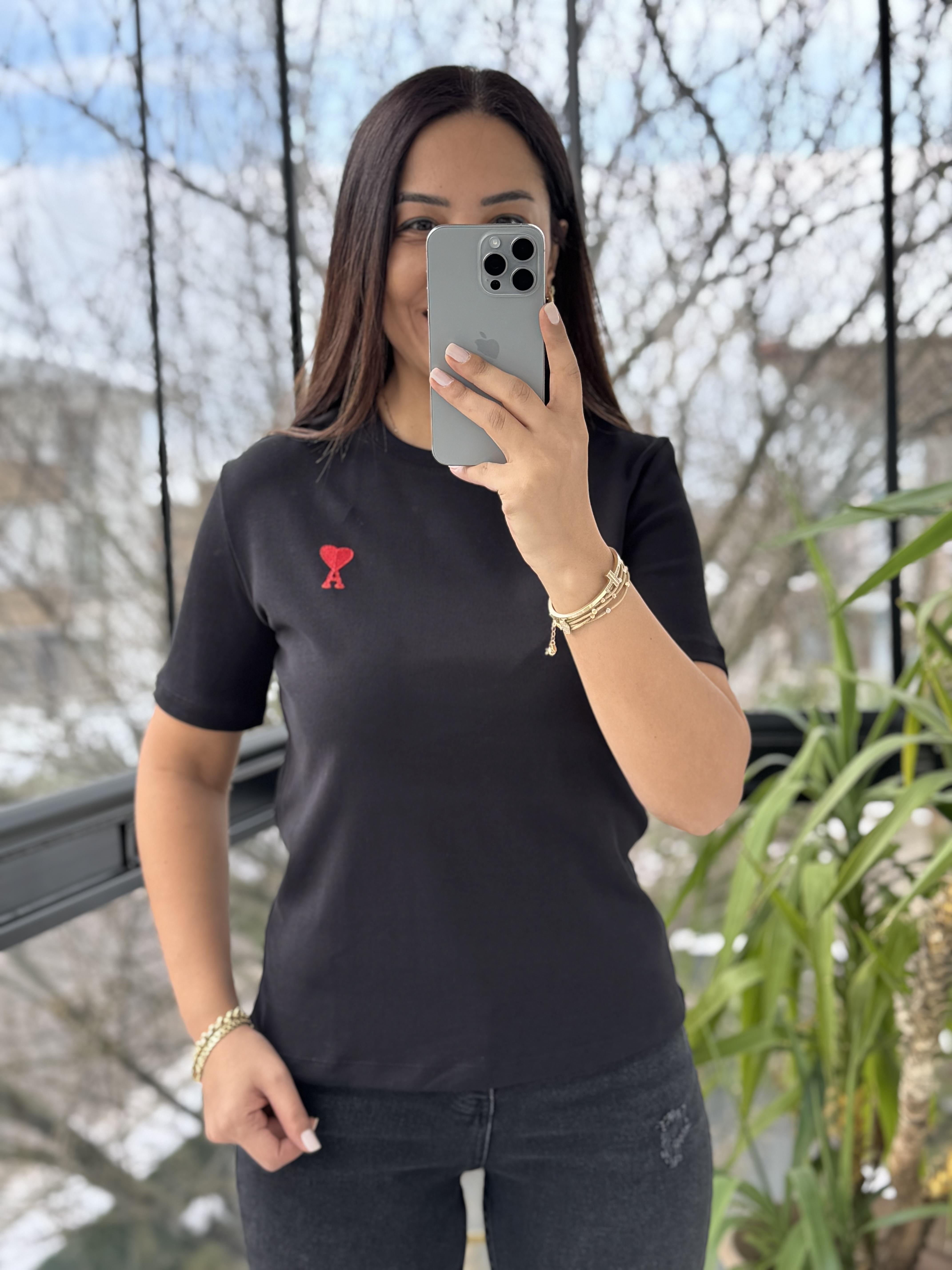 Yanı Kalp Nakışlı Tişört Siyah