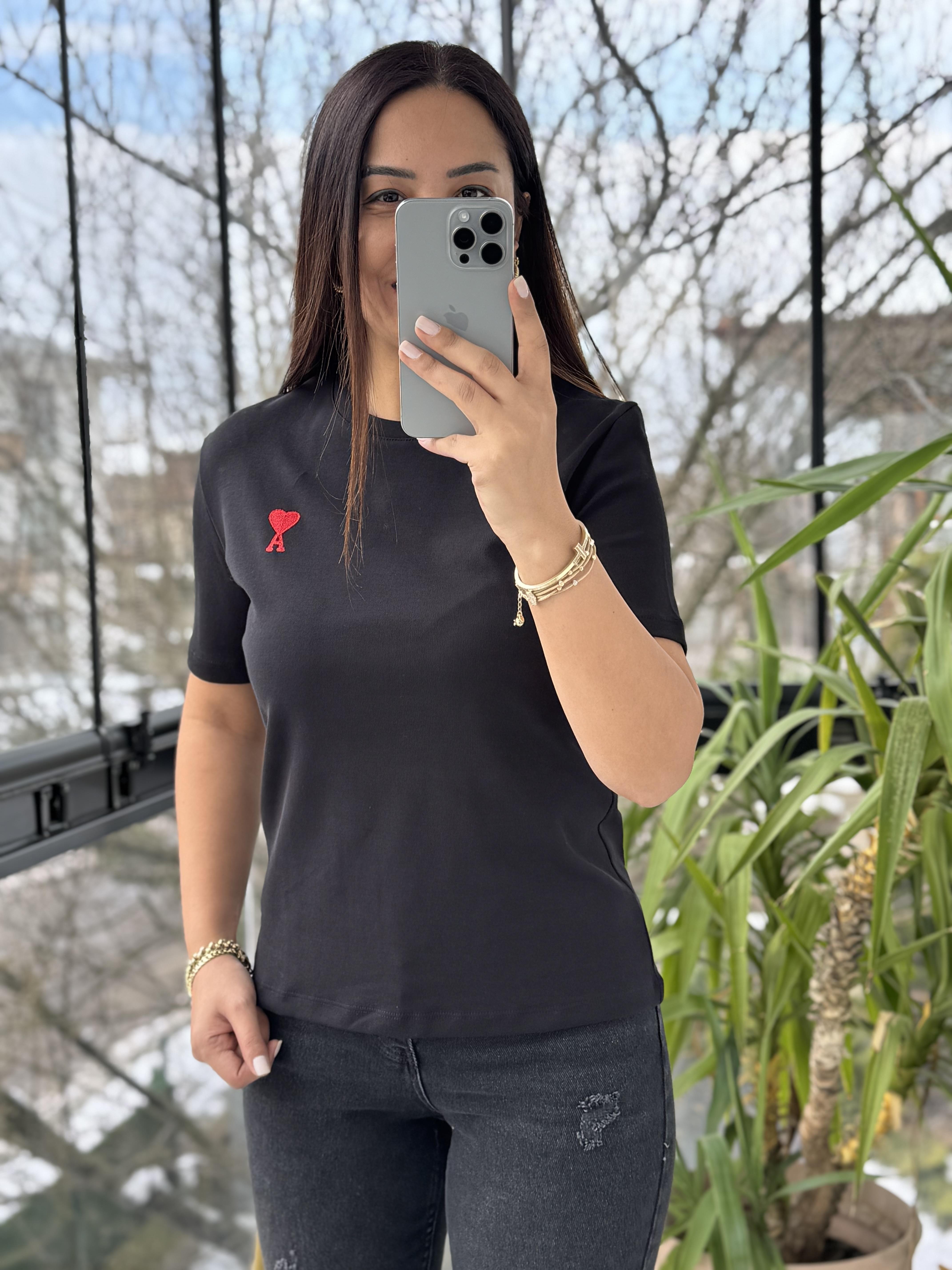 Yanı Kalp Nakışlı Tişört Siyah