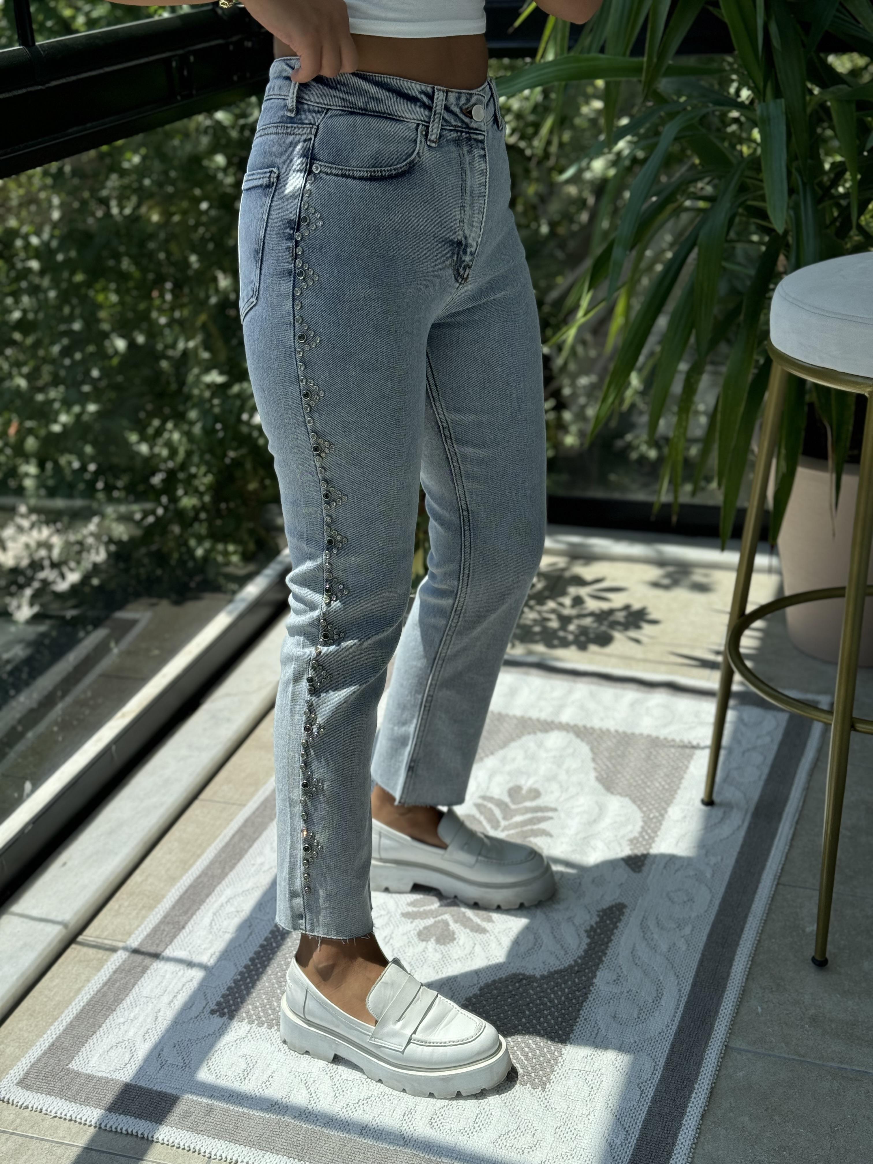 Yanları Drop Taşlı Kesik Paça Jean Kar Yıkama