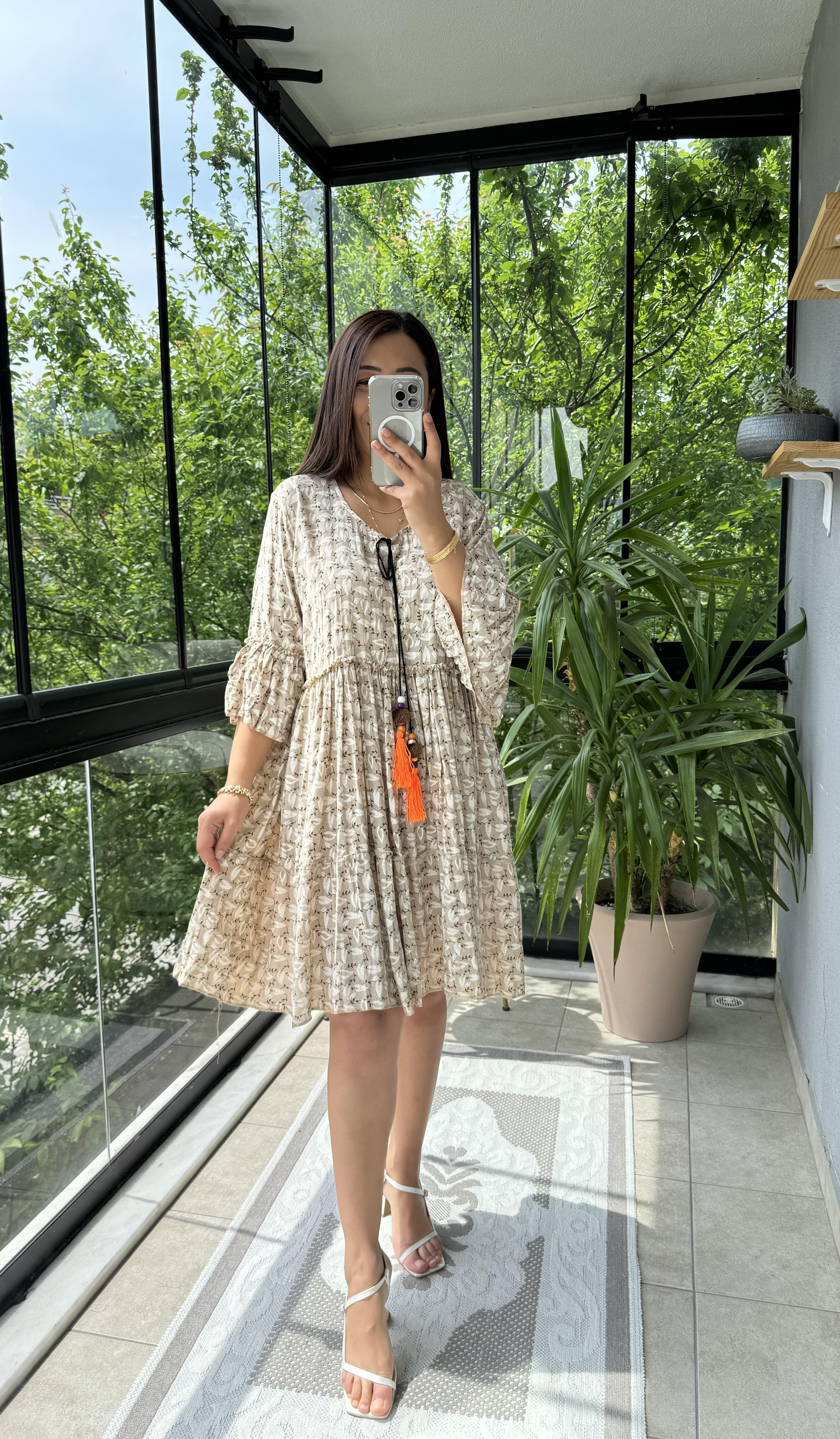 Yaprak Desen Kısa Elbise Krem