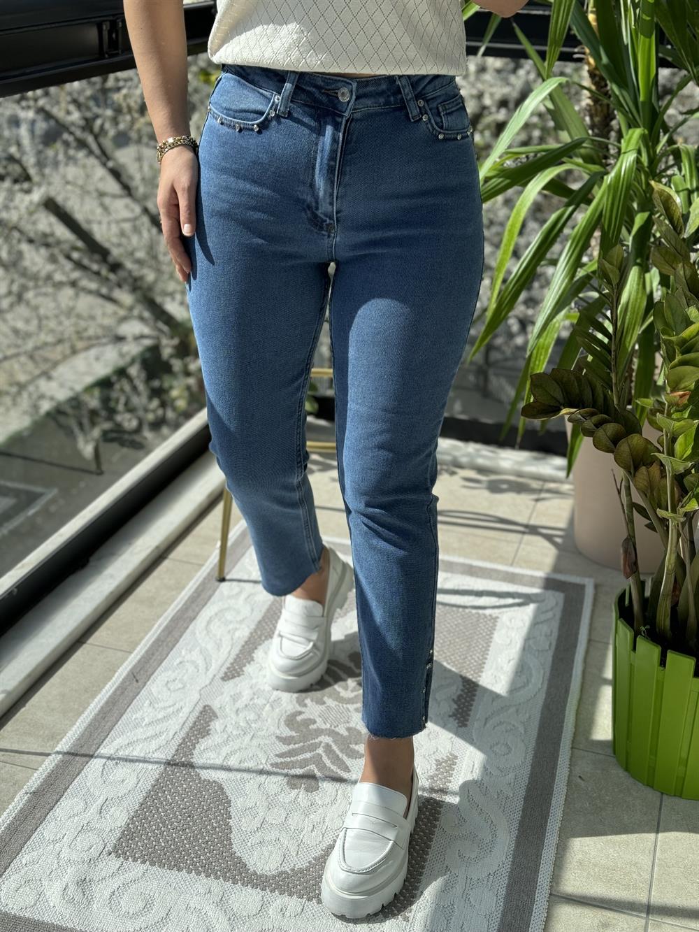  Yanı Yırtmaçlı Taşlı Kesik Paça Jean Mavi