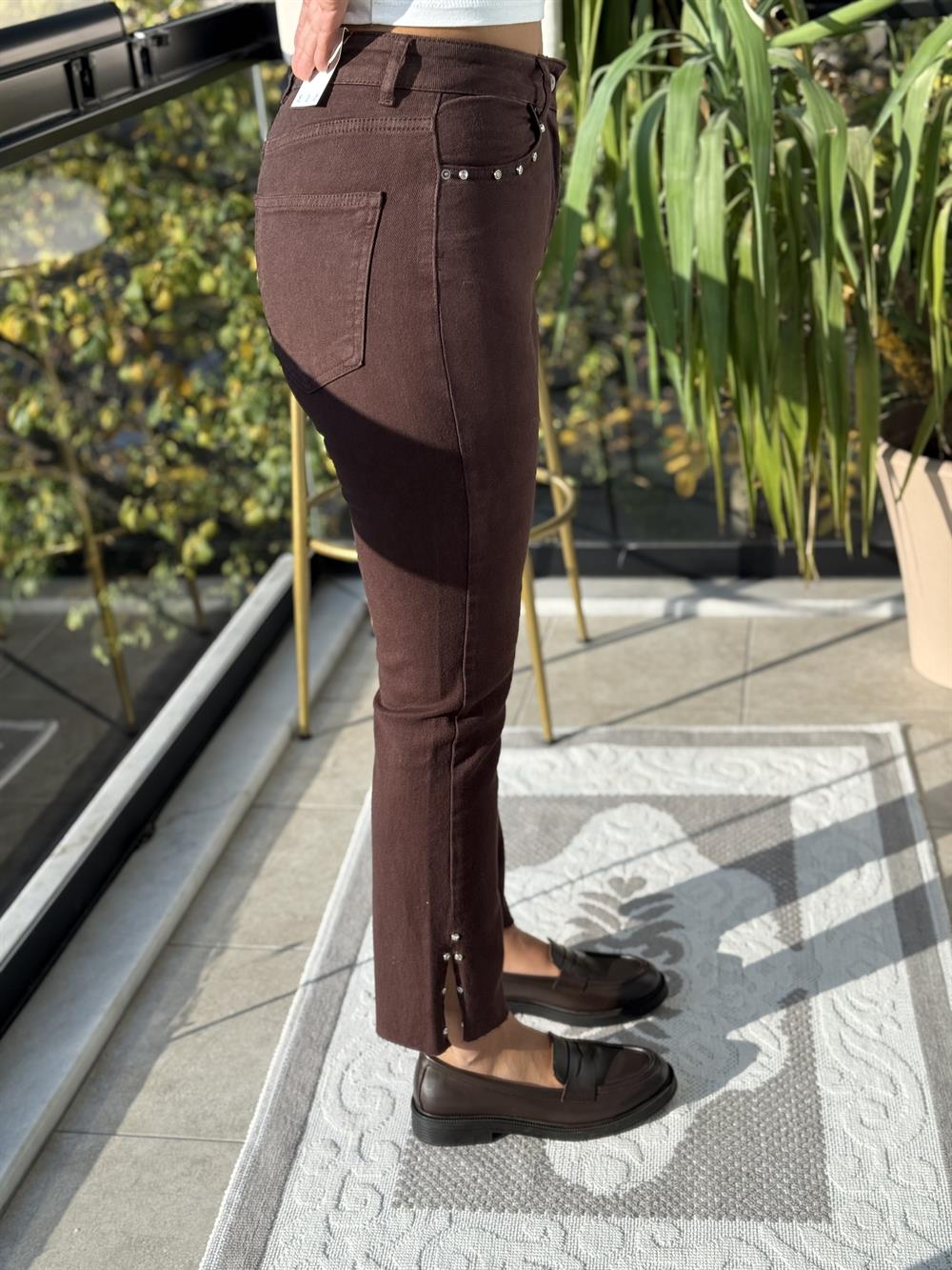  Yanı Yırtmaçlı Taşlı Kesik Paça Jean Kahve