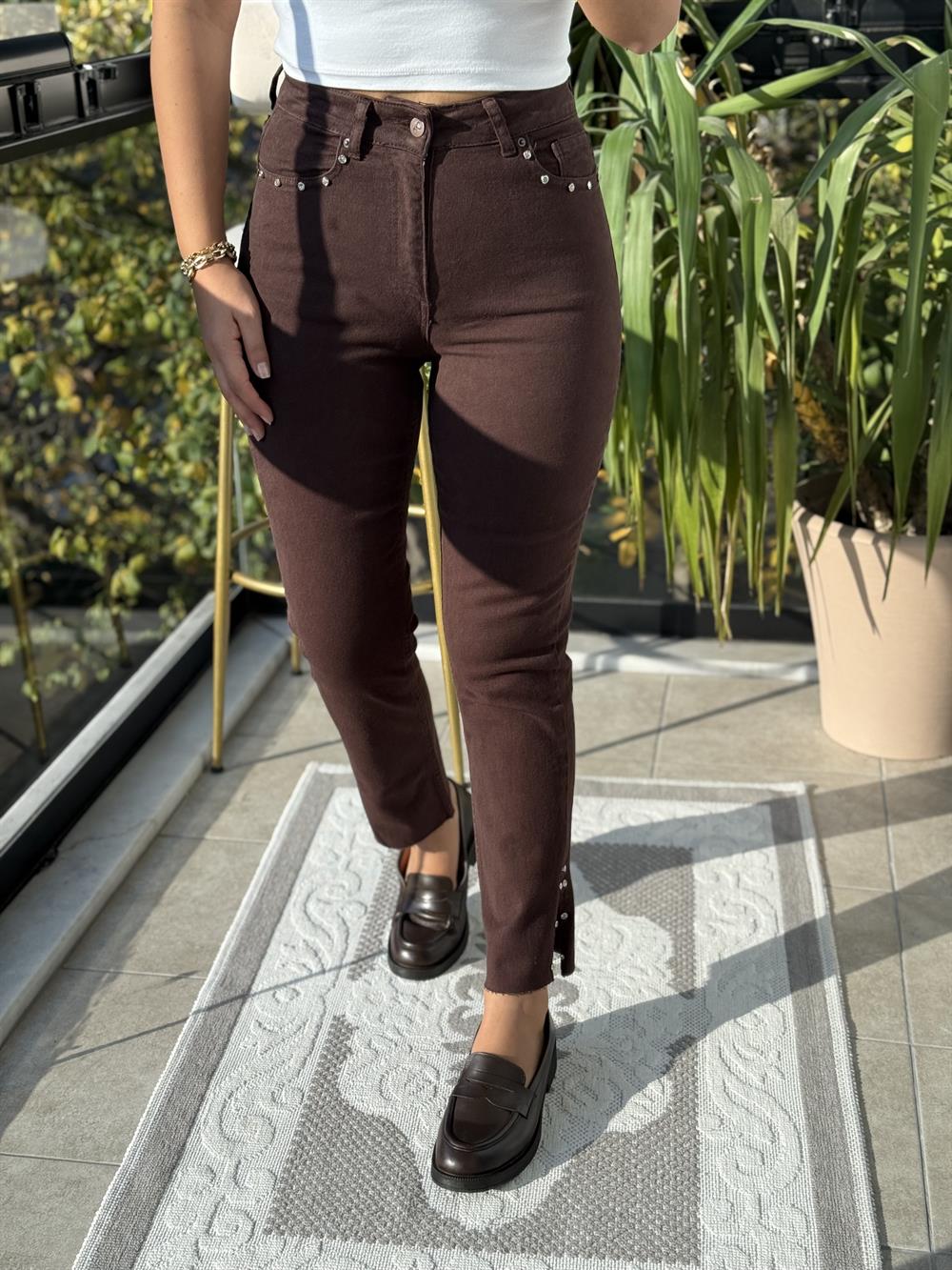  Yanı Yırtmaçlı Taşlı Kesik Paça Jean Kahve