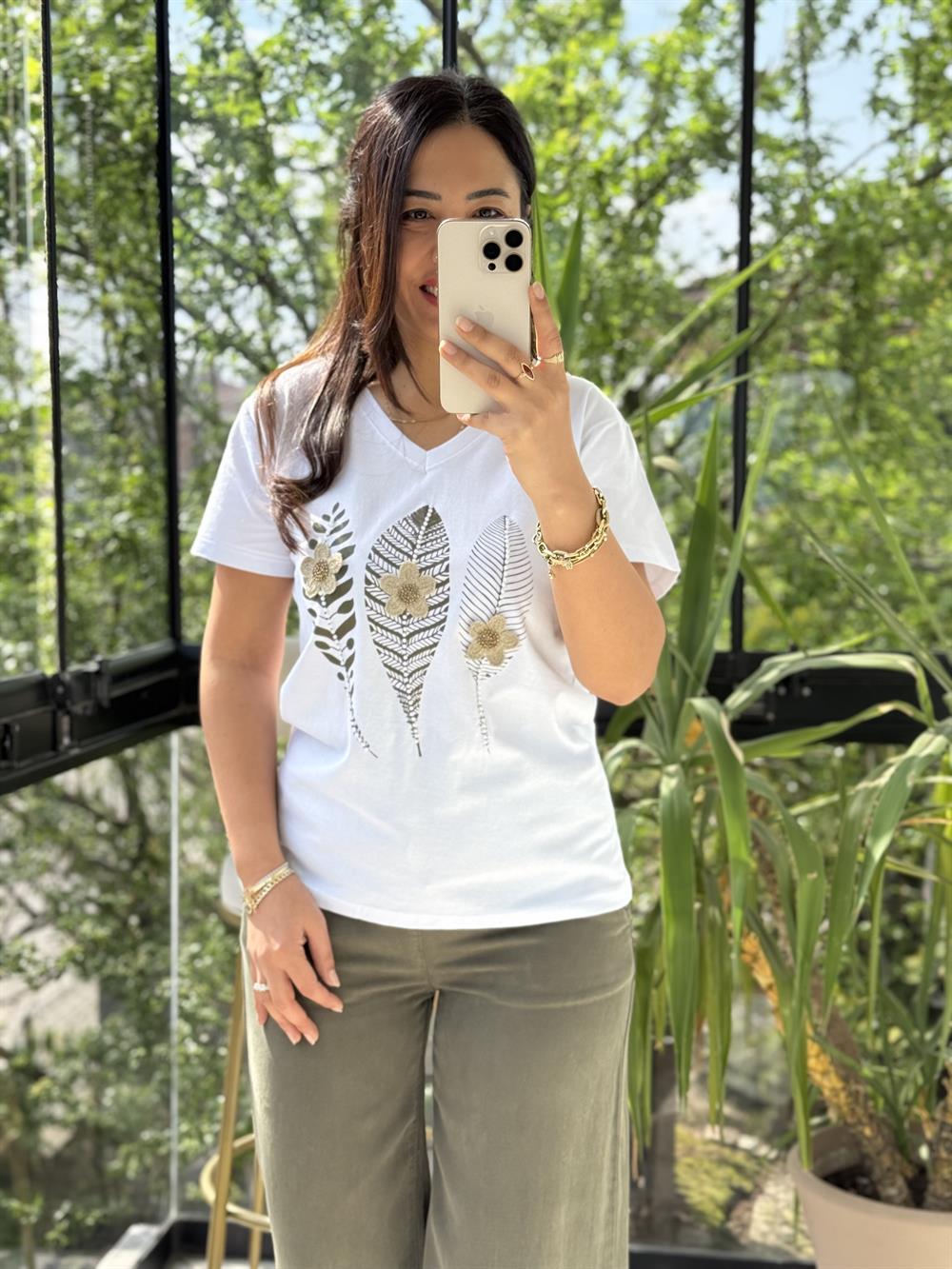 Önü Motif Yapraklı Tişört Beyaz