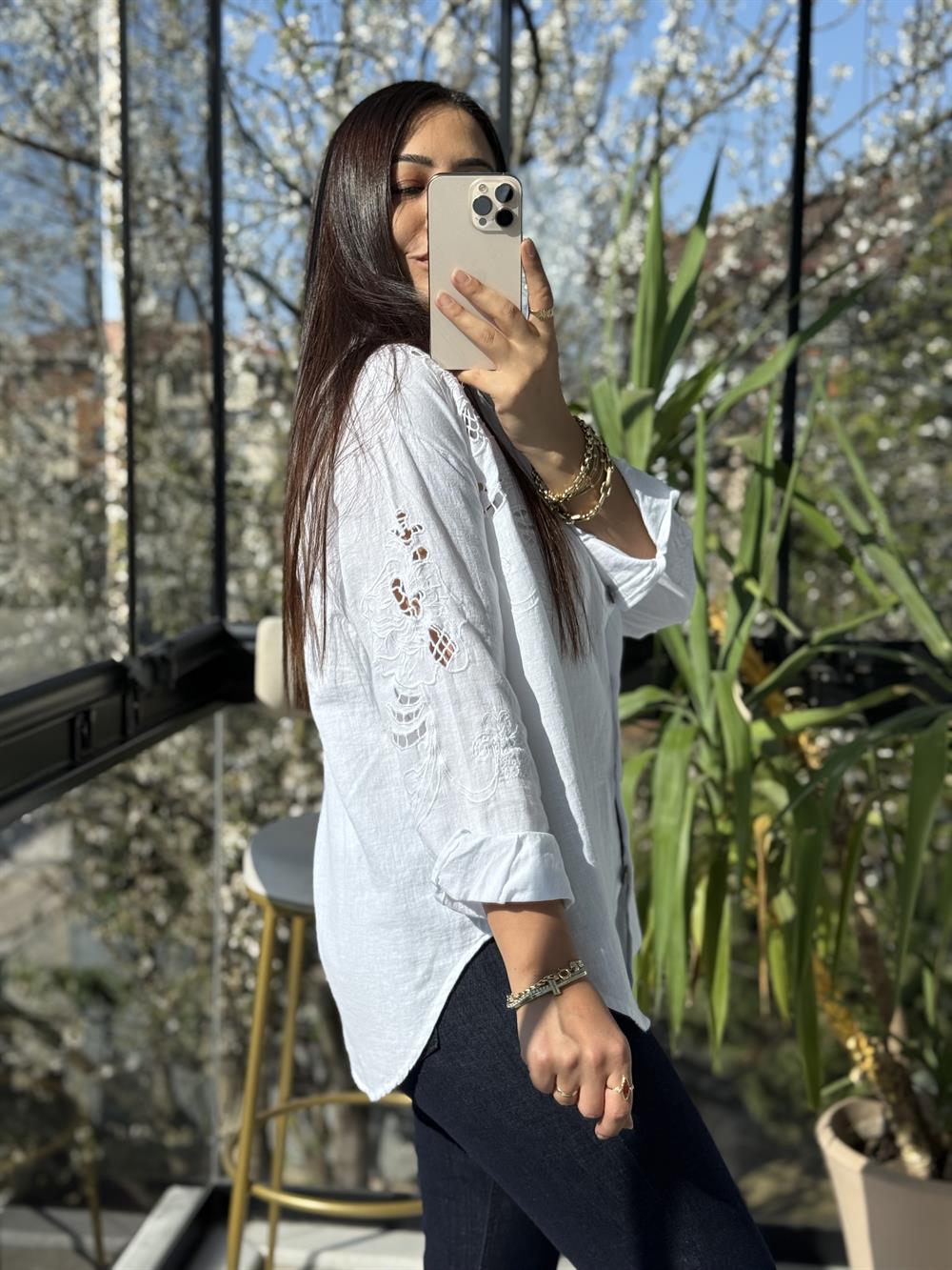 Omuzları ve Arkası Nakışlı Pamuklu Gömlek Beyaz