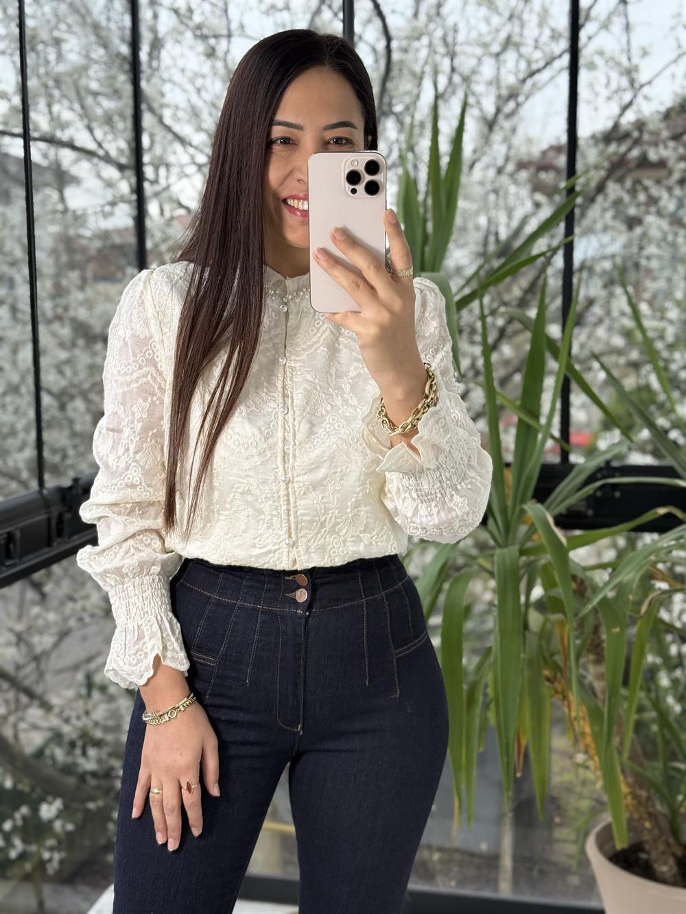 Yakası Sıra İncili Güpürlü Gömlek Ekru