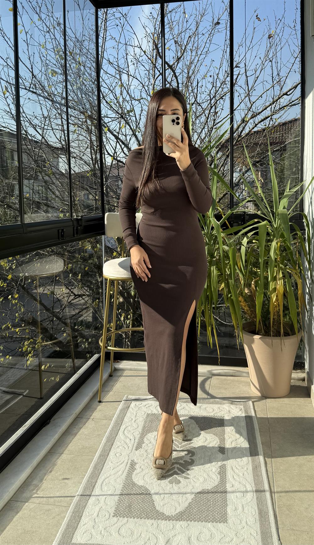 Kayık Yaka Uzun Triko Elbise Kahve