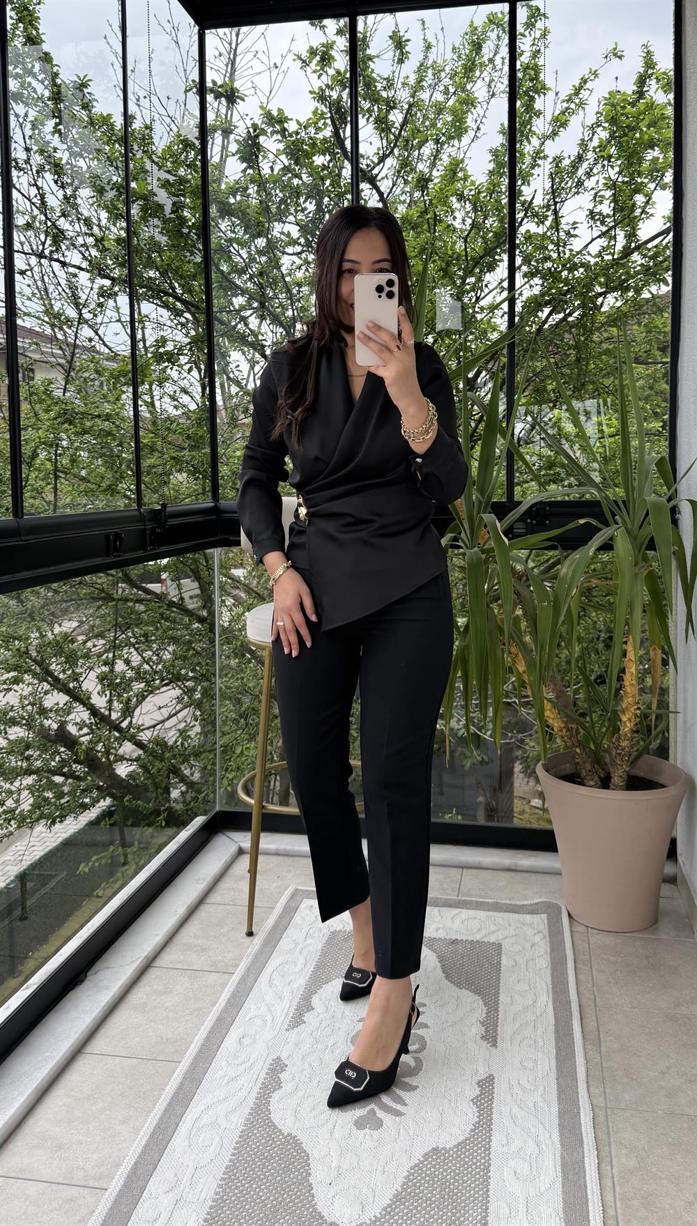 Kruvaze Yan Tokalı Bluz Siyah