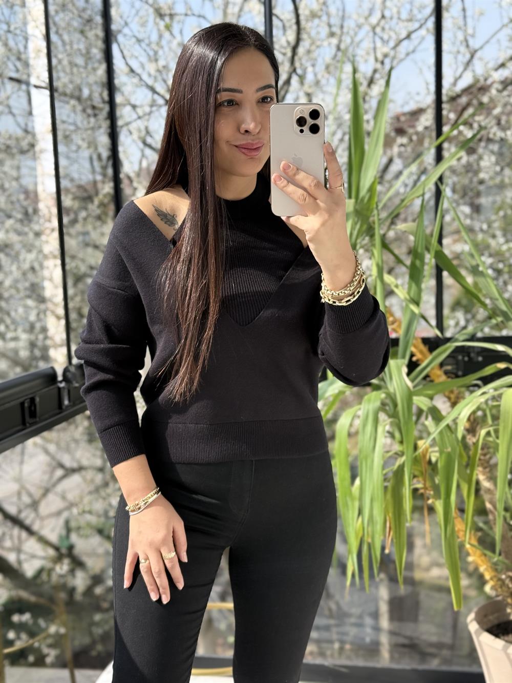 V Detay Atletli Triko Siyah