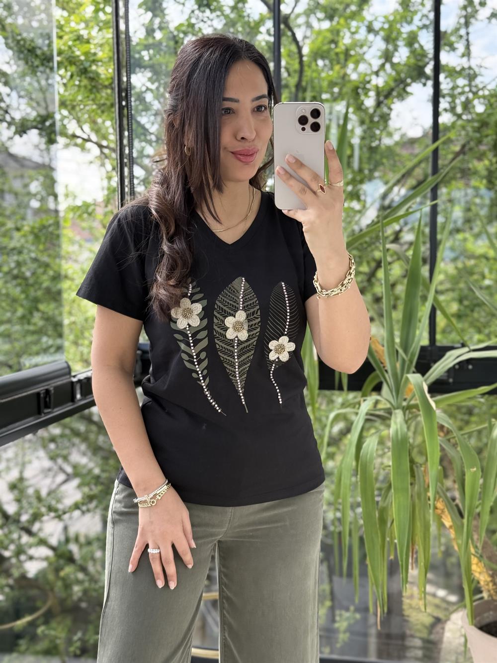 Önü Motif Yapraklı Tişört Siyah