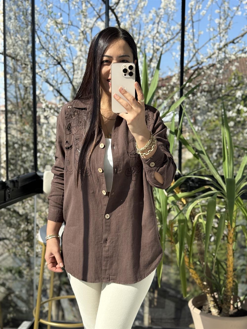 Omuzları ve Arkası Nakışlı Pamuklu Gömlek Kahve