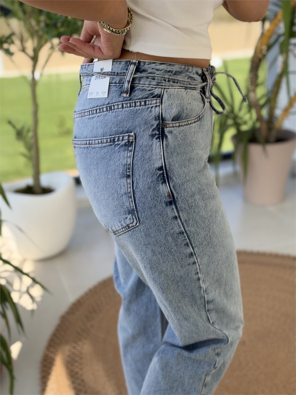 Beli ip Detaylı Likrasız Mom Jean Orta Mavi