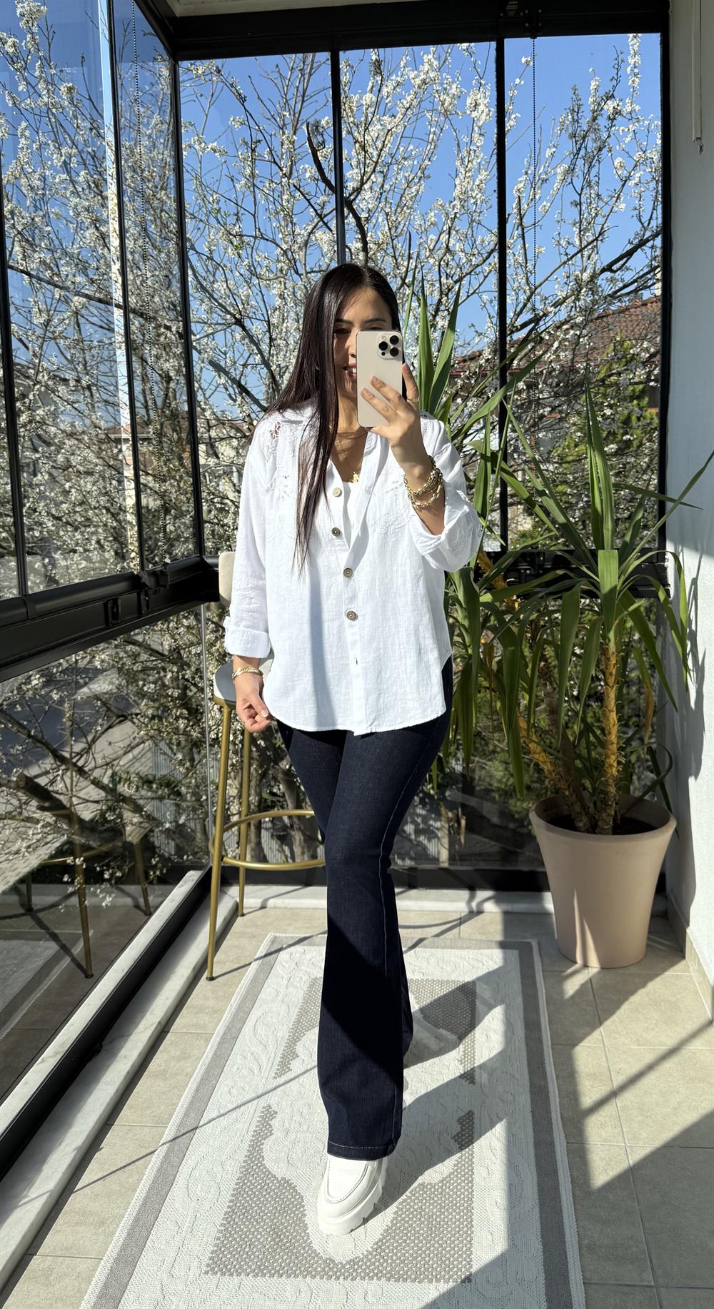 Omuzları ve Arkası Nakışlı Pamuklu Gömlek Beyaz