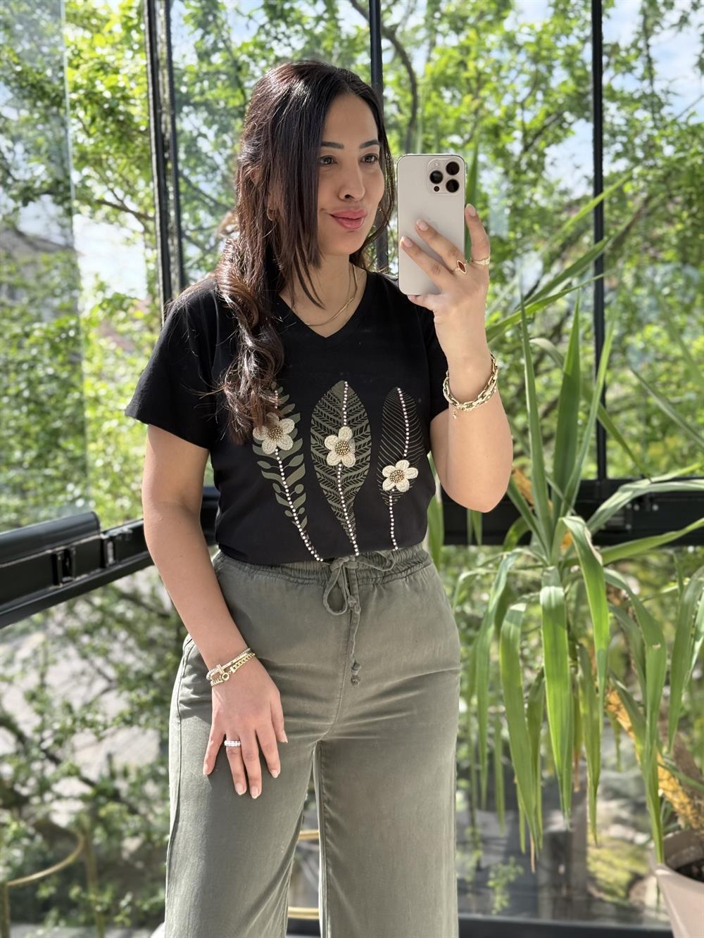 Önü Motif Yapraklı Tişört Siyah