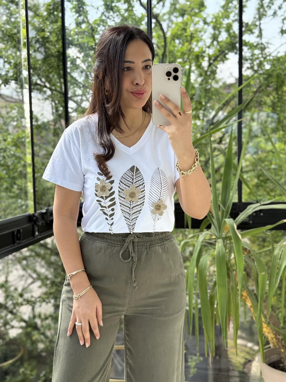 Önü Motif Yapraklı Tişört Beyaz