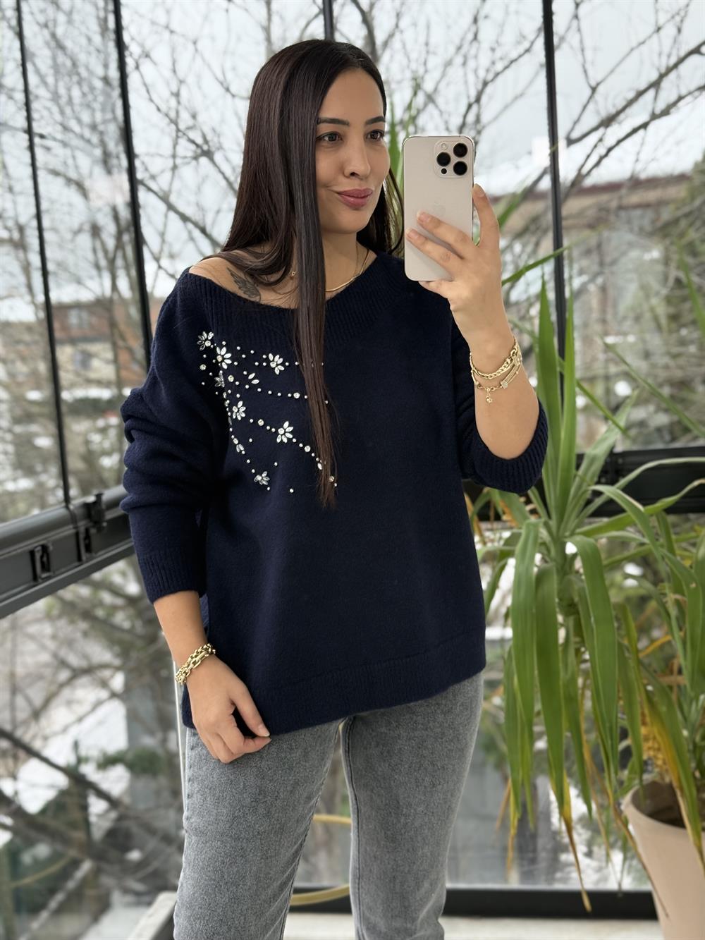 Yaka Detaylı Taşlı Yumoş Kazak Lacivert