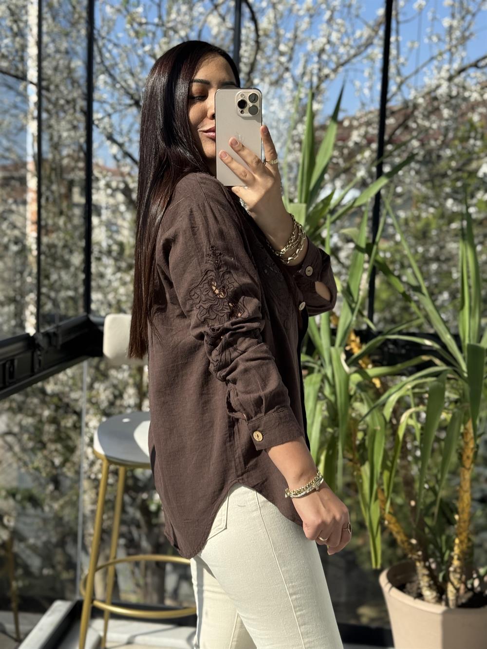 Omuzları ve Arkası Nakışlı Pamuklu Gömlek Kahve